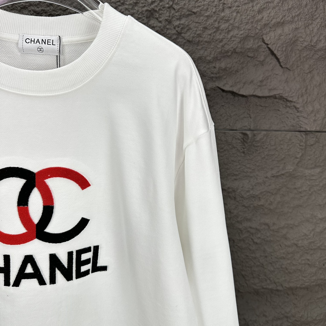 Chanel シャネル✨ CHANEL J12 ホワイトセラミック ✨ 10年愛用できる美しさ 🕰️ 永遠のクラシック時計 💎 新品同様の輝き - 画像 4