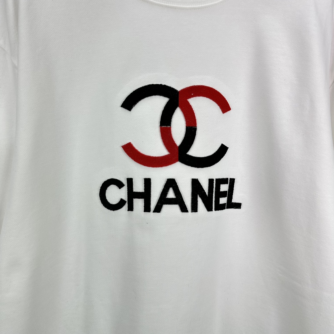 Chanel シャネル✨ CHANEL J12 ホワイトセラミック ✨ 10年愛用できる美しさ 🕰️ 永遠のクラシック時計 💎 新品同様の輝き - 画像 5