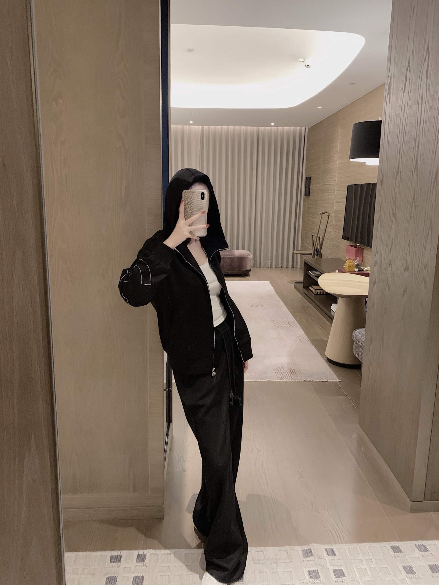 香奈儿 ファッションスーツ ブラック 2点セット 計算機で設計されたデザインのスウェットジャケットとパンツのセットです。 - 画像 3
