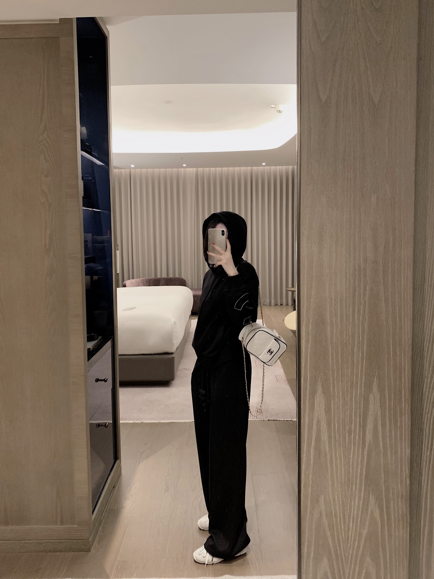 香奈儿 ファッションスーツ ブラック 2点セット 計算機で設計されたデザインのスウェットジャケットとパンツのセットです。 - 画像 4