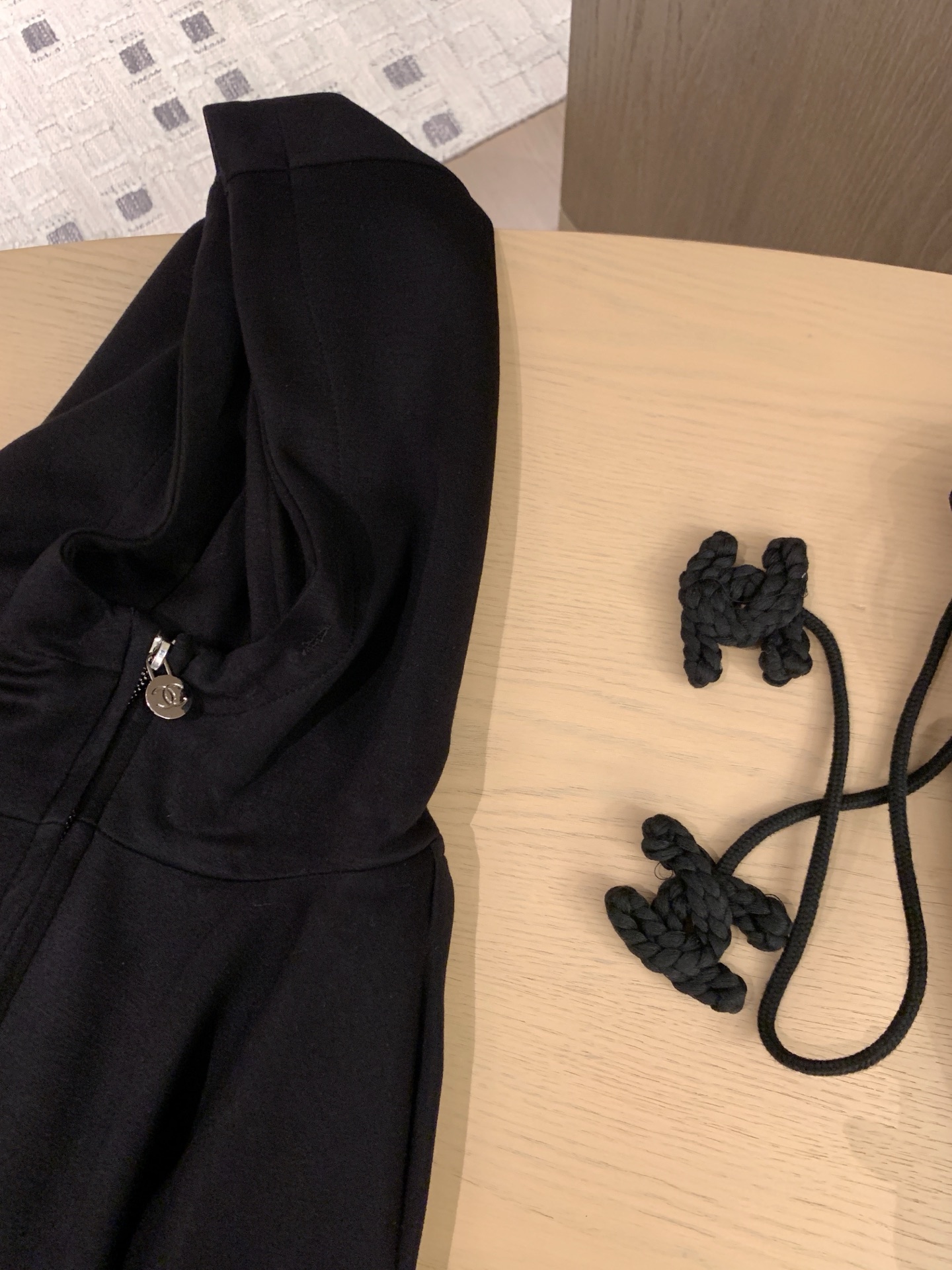 香奈儿 ファッションスーツ ブラック 2点セット 計算機で設計されたデザインのスウェットジャケットとパンツのセットです。 - 画像 9