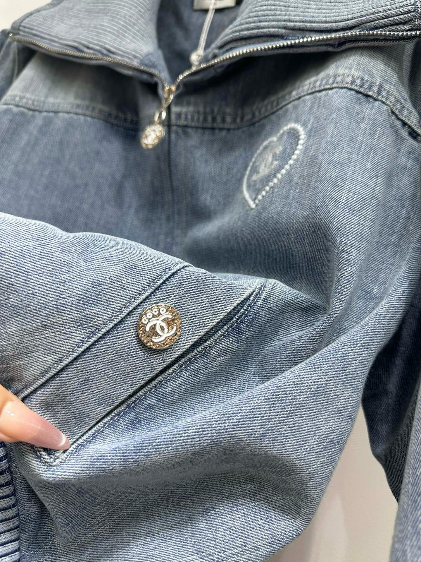 香奈儿 デニムジャケット レディース ブルーグレー ハート刺繍 1色 - 画像 2