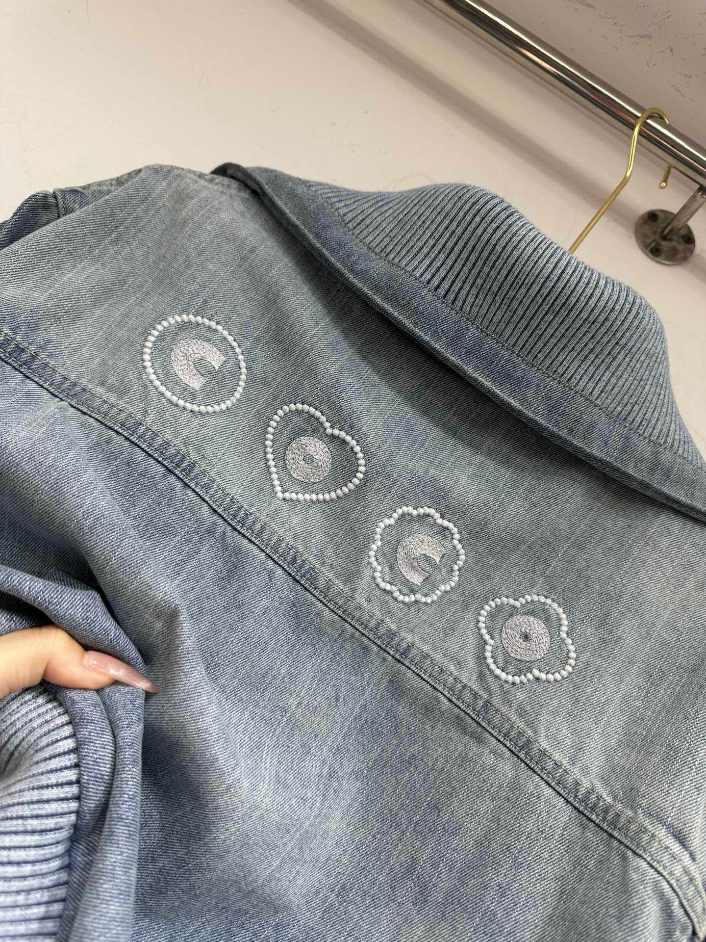 香奈儿 デニムジャケット レディース ブルーグレー ハート刺繍 1色 - 画像 7