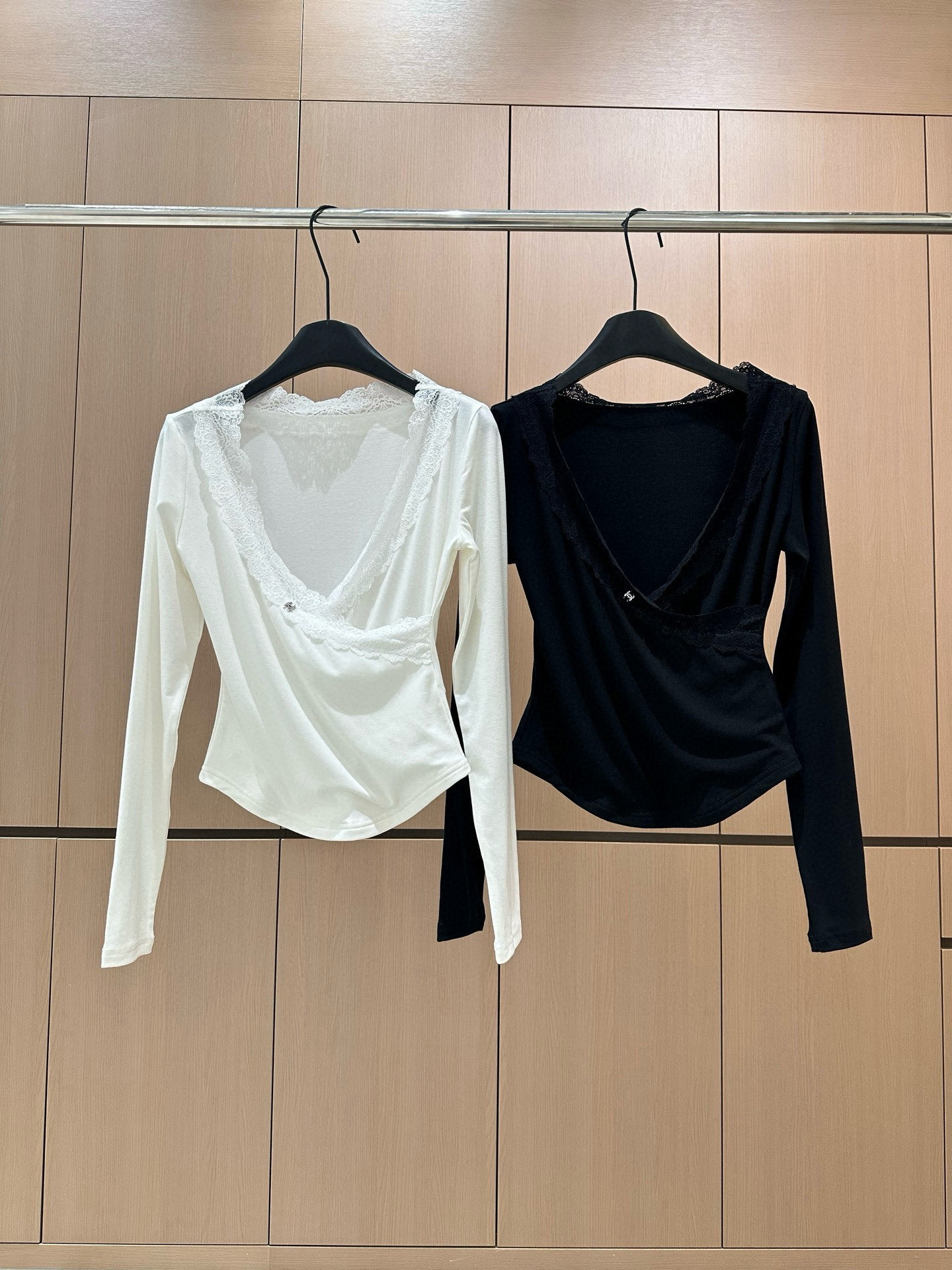シャネル風 レース付き レースアップロングTシャツ 2色入