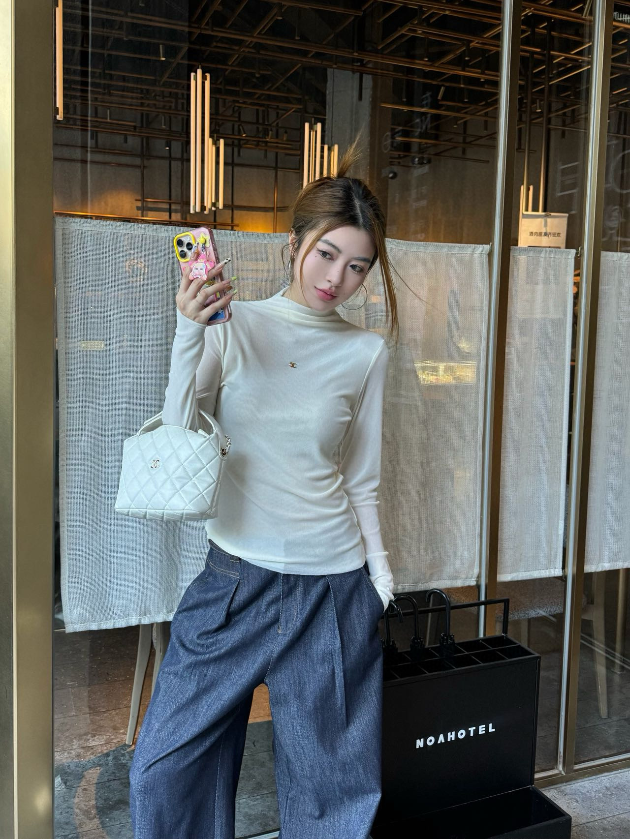 香奈儿 レディース ワンポイント ロングスリーブ Tシャツ 白 1色入 - 画像 2