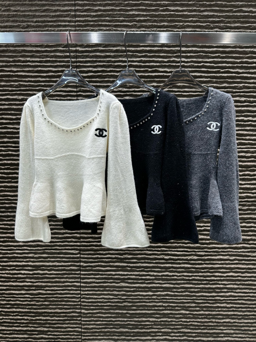 シャネル レディースニット 3色 ロングスリーブ フレア袖 ロゴ付き シンプルデザイン