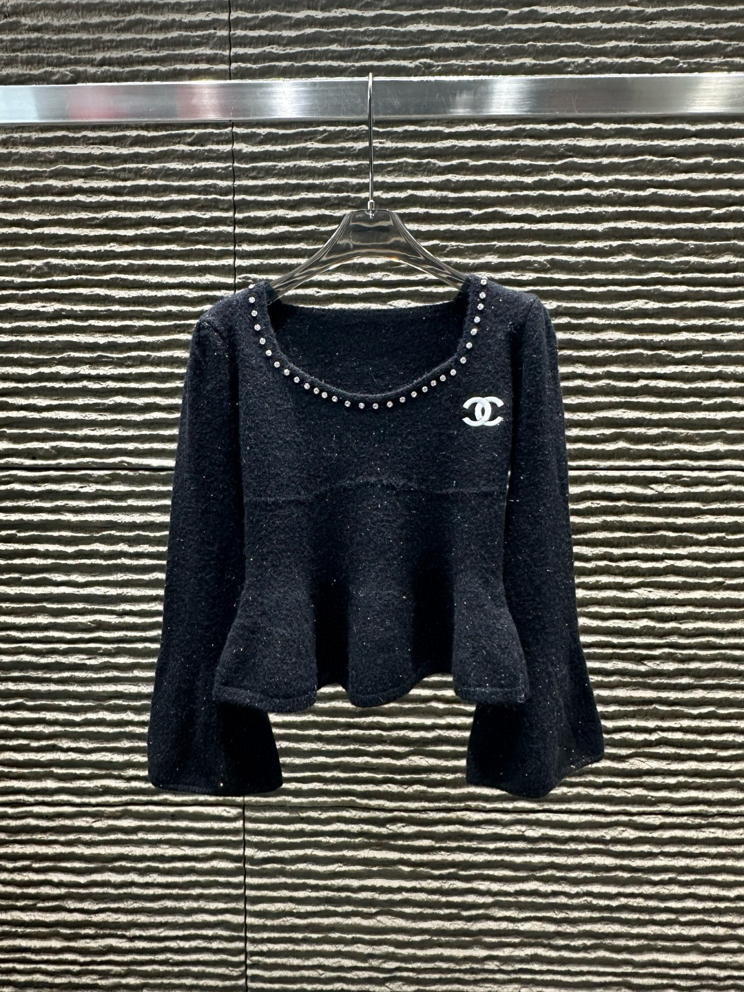 シャネル レディースニット 3色 ロングスリーブ フレア袖 ロゴ付き シンプルデザイン - 画像 4
