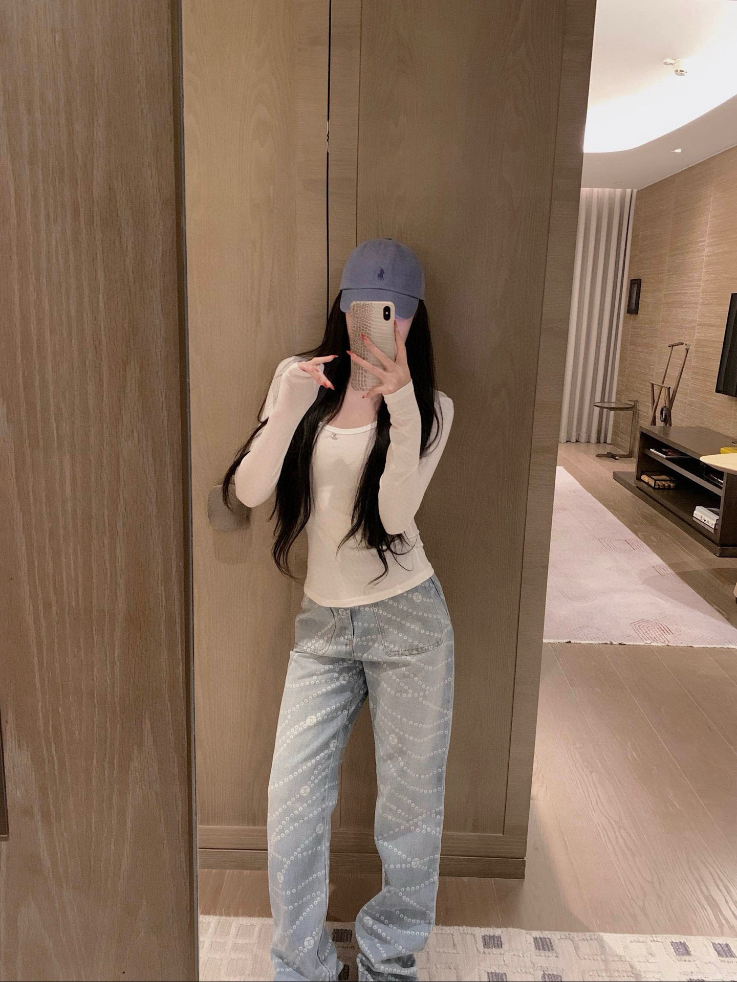 シャネル レディース ロングスリーブTシャツ 2色入 レースデザイン 背中カットアウト 上品な着こなし - 画像 5
