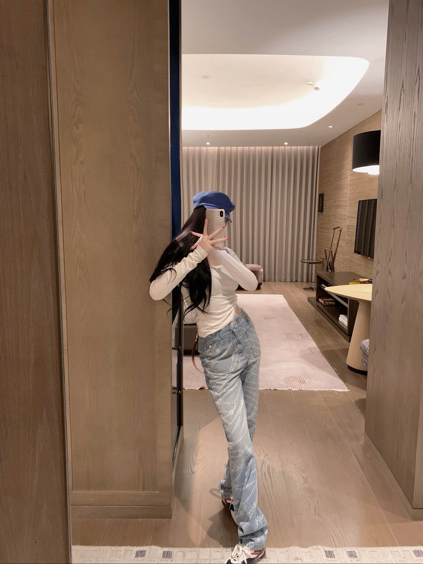 シャネル レディース ロングスリーブTシャツ 2色入 レースデザイン 背中カットアウト 上品な着こなし - 画像 6