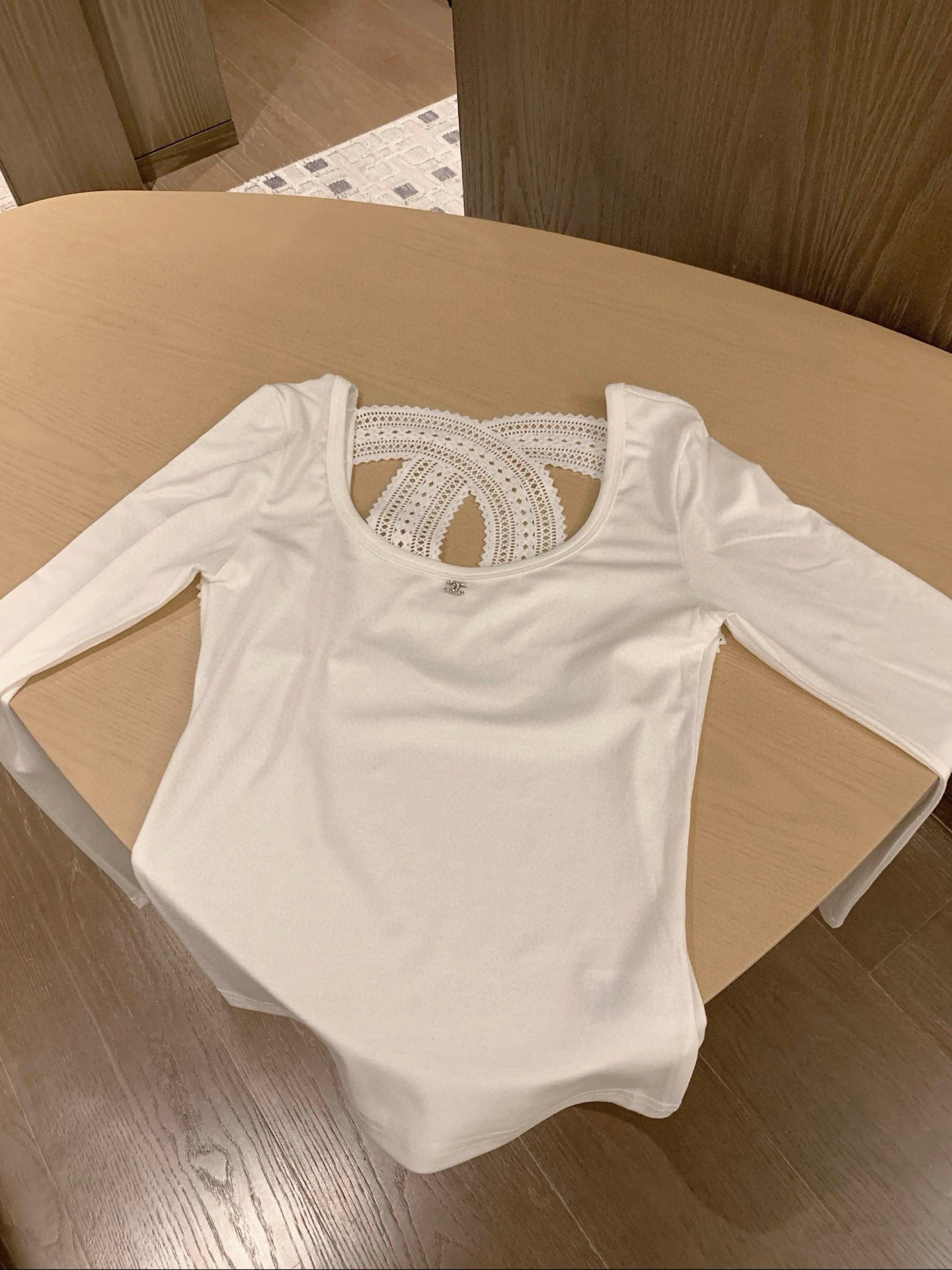 シャネル レディース ロングスリーブTシャツ 2色入 レースデザイン 背中カットアウト 上品な着こなし - 画像 7
