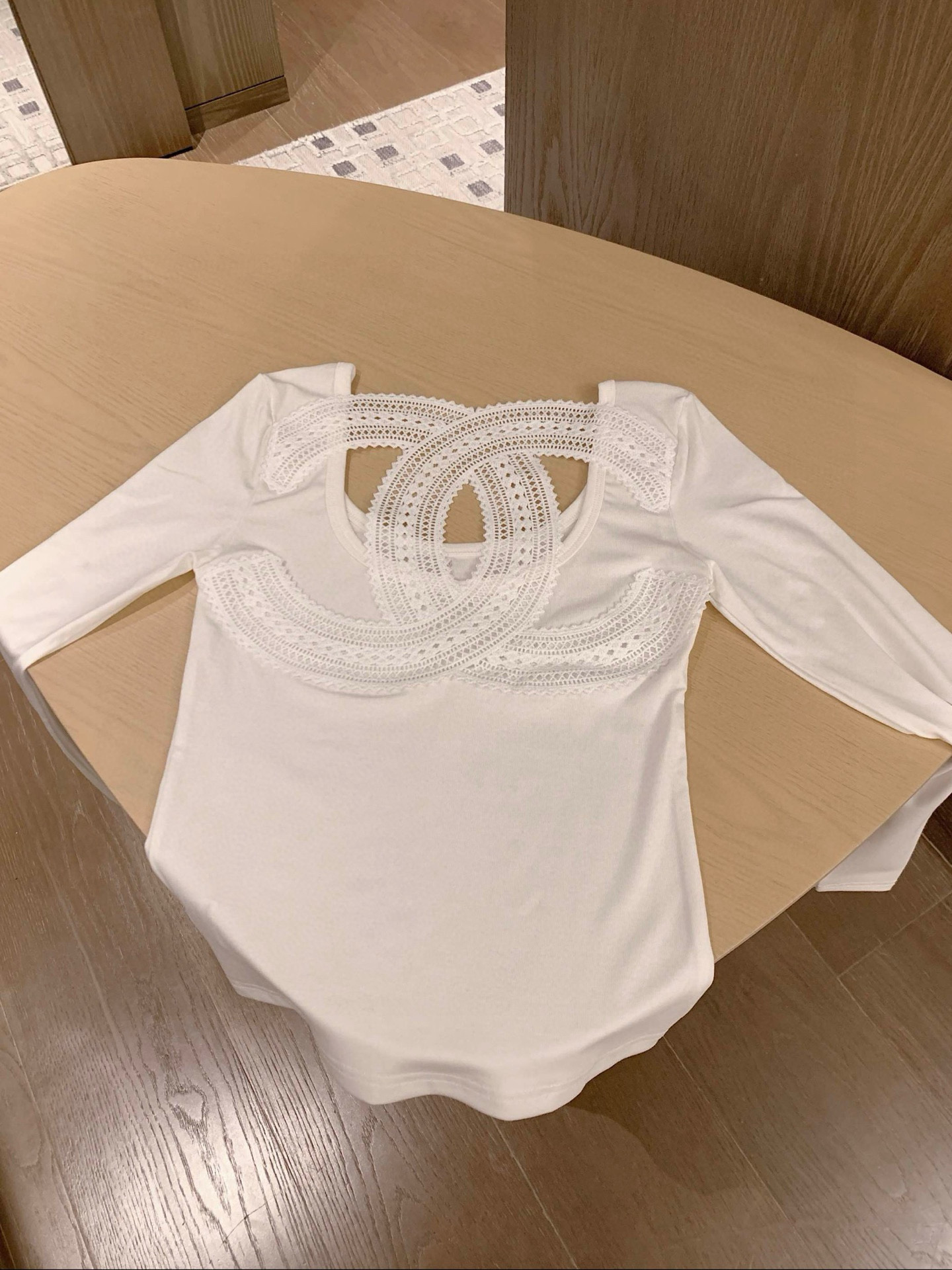 シャネル レディース ロングスリーブTシャツ 2色入 レースデザイン 背中カットアウト 上品な着こなし - 画像 8