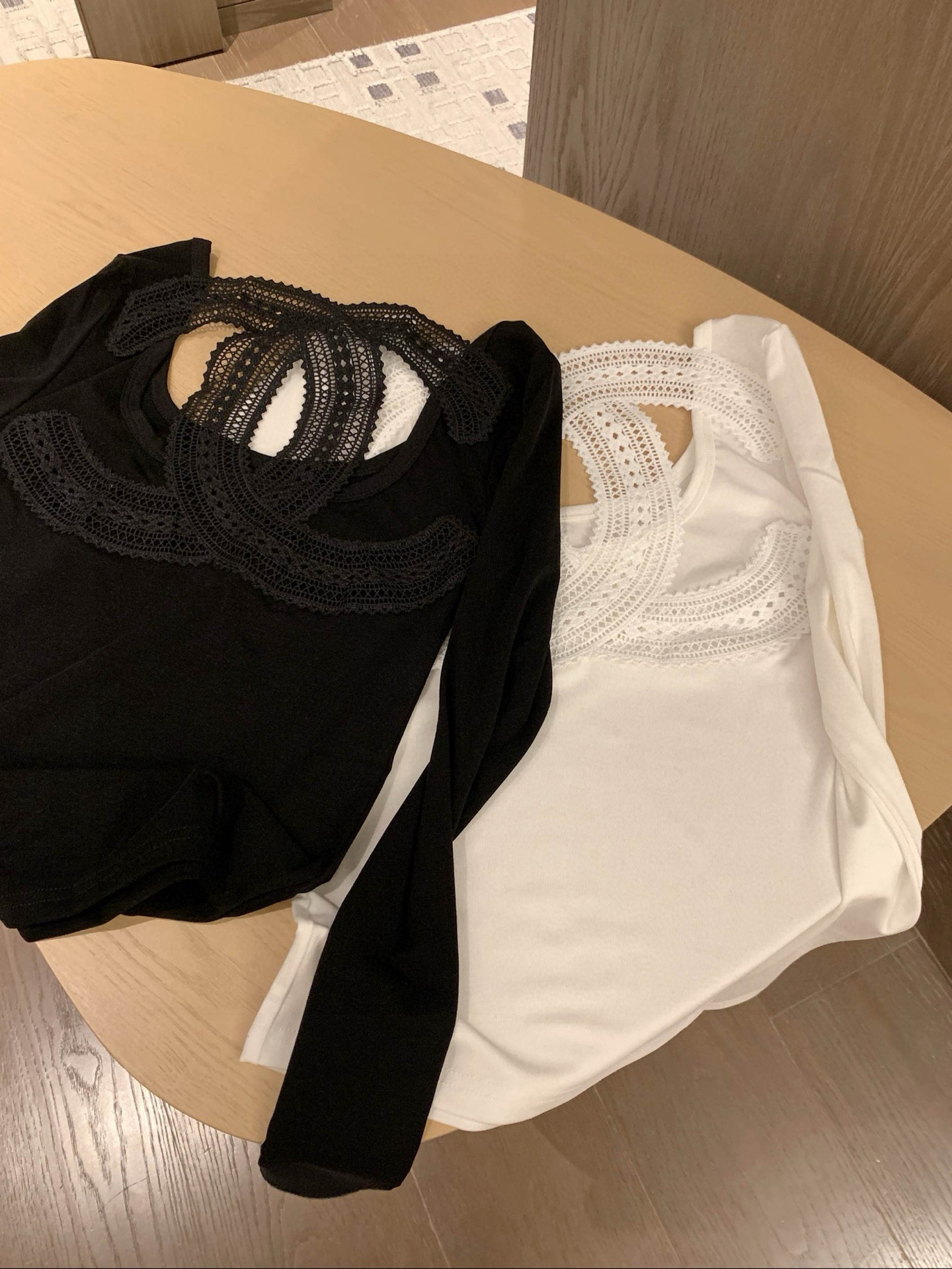 シャネル レディース ロングスリーブTシャツ 2色入 レースデザイン 背中カットアウト 上品な着こなし - 画像 9