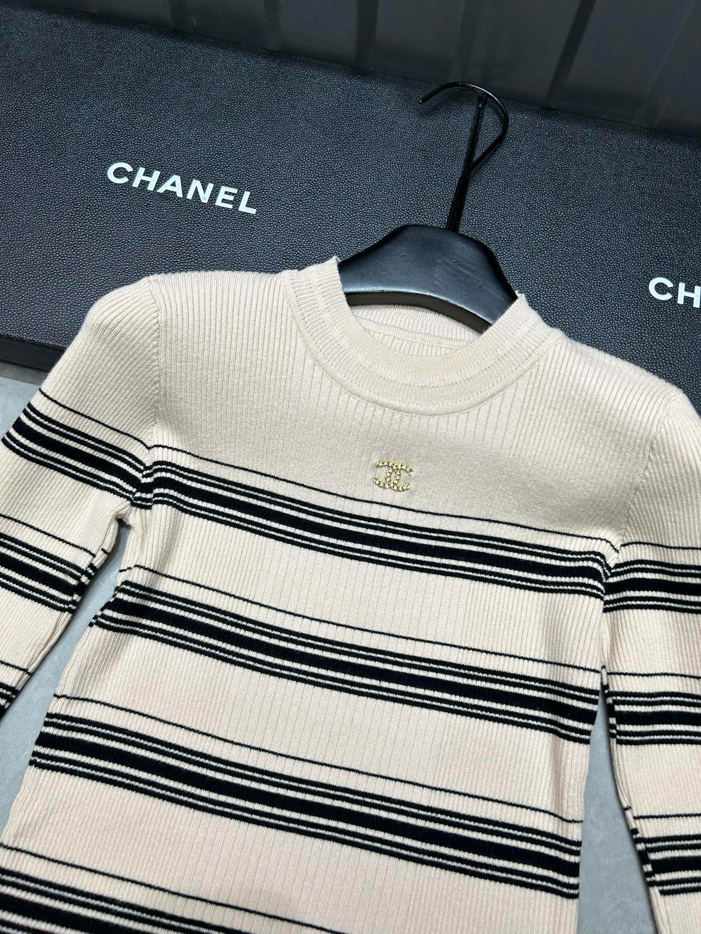 シャネル レディース ニットセーター 2色 バンドデザイン ロングスリーブ 無地 プリント クルーネック トップス - 画像 6