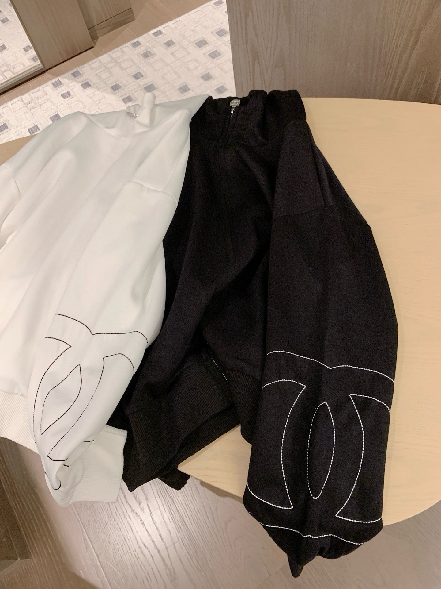 シャネル風 フード付きスウェット 2点セット 2色入 - 画像 9