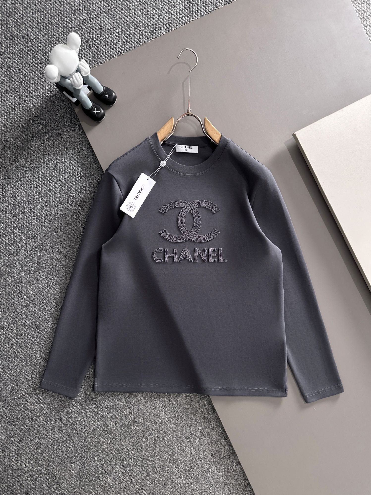 シャネル レディース ロングスリーブTシャツ 3色入 高級感のある装飾が特徴です。