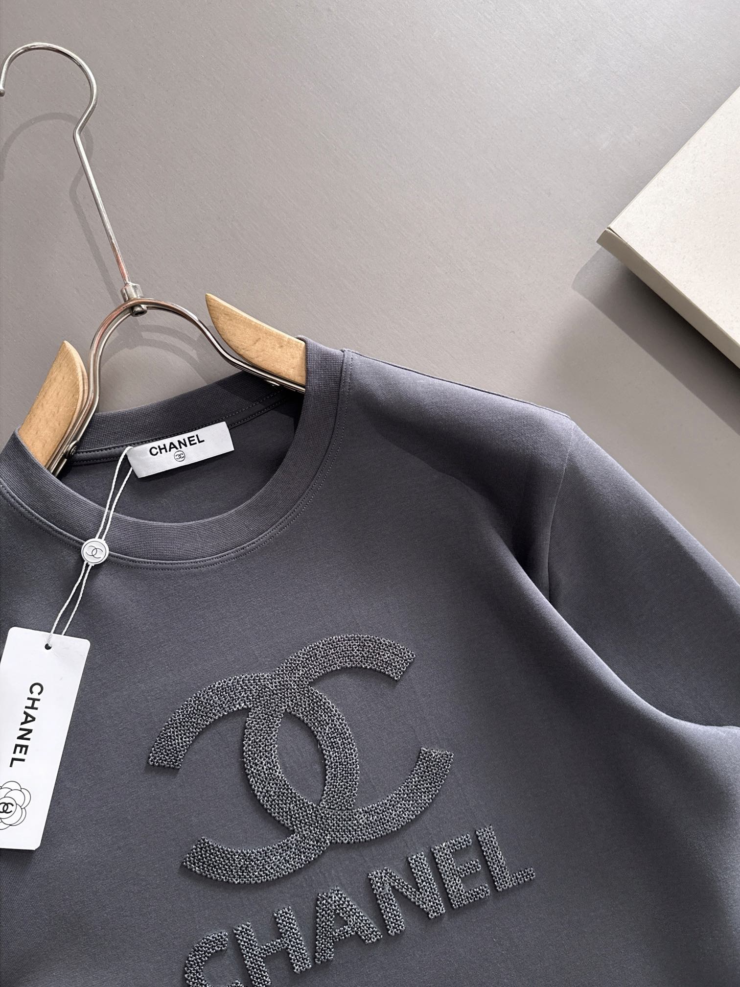 シャネル レディース ロングスリーブTシャツ 3色入 高級感のある装飾が特徴です。 - 画像 2