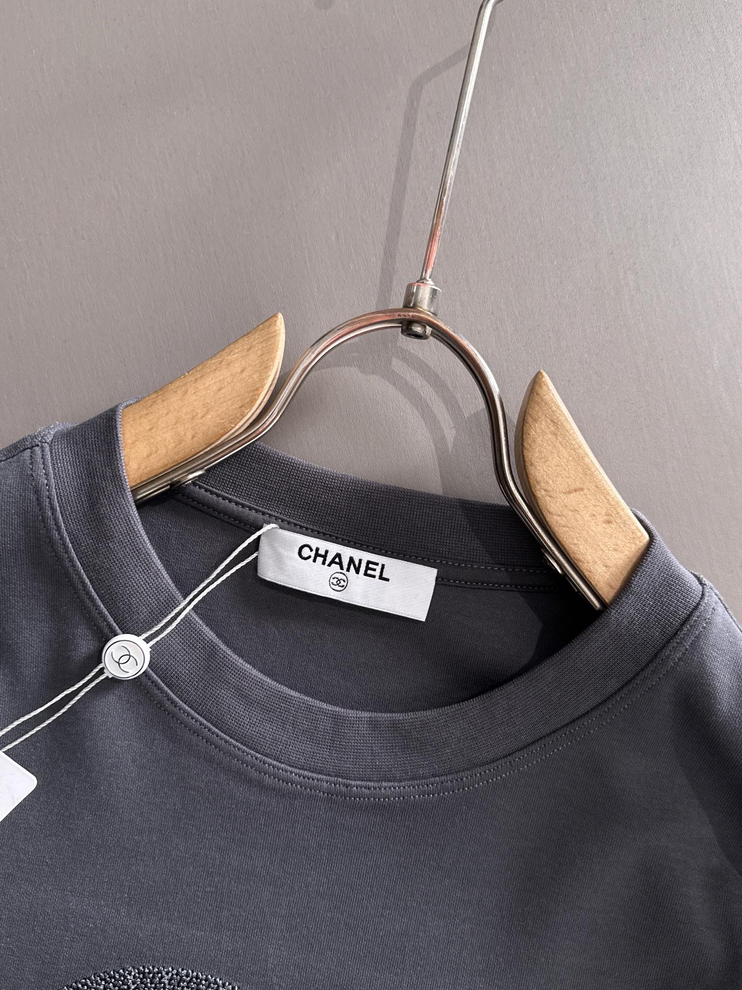 シャネル レディース ロングスリーブTシャツ 3色入 高級感のある装飾が特徴です。 - 画像 3