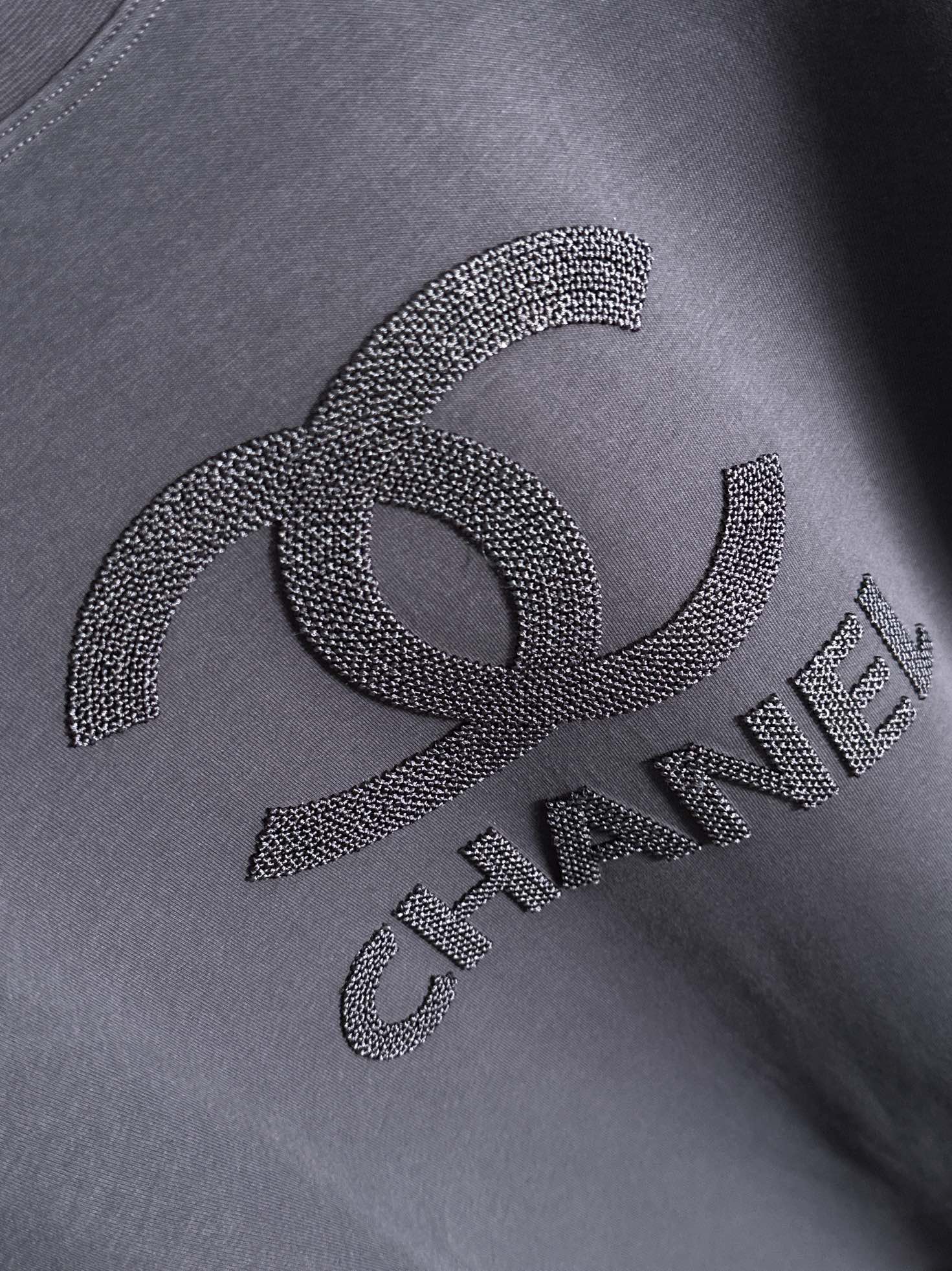 シャネル レディース ロングスリーブTシャツ 3色入 高級感のある装飾が特徴です。 - 画像 6