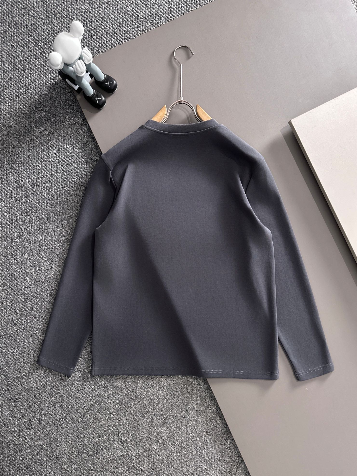 シャネル レディース ロングスリーブTシャツ 3色入 高級感のある装飾が特徴です。 - 画像 8