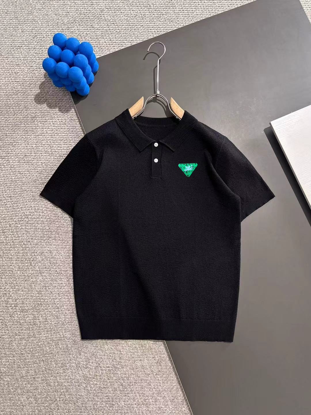 Louis VuittonLOUIS VUITTON 黒 ポロシャツ 緑三角ロゴ 1色