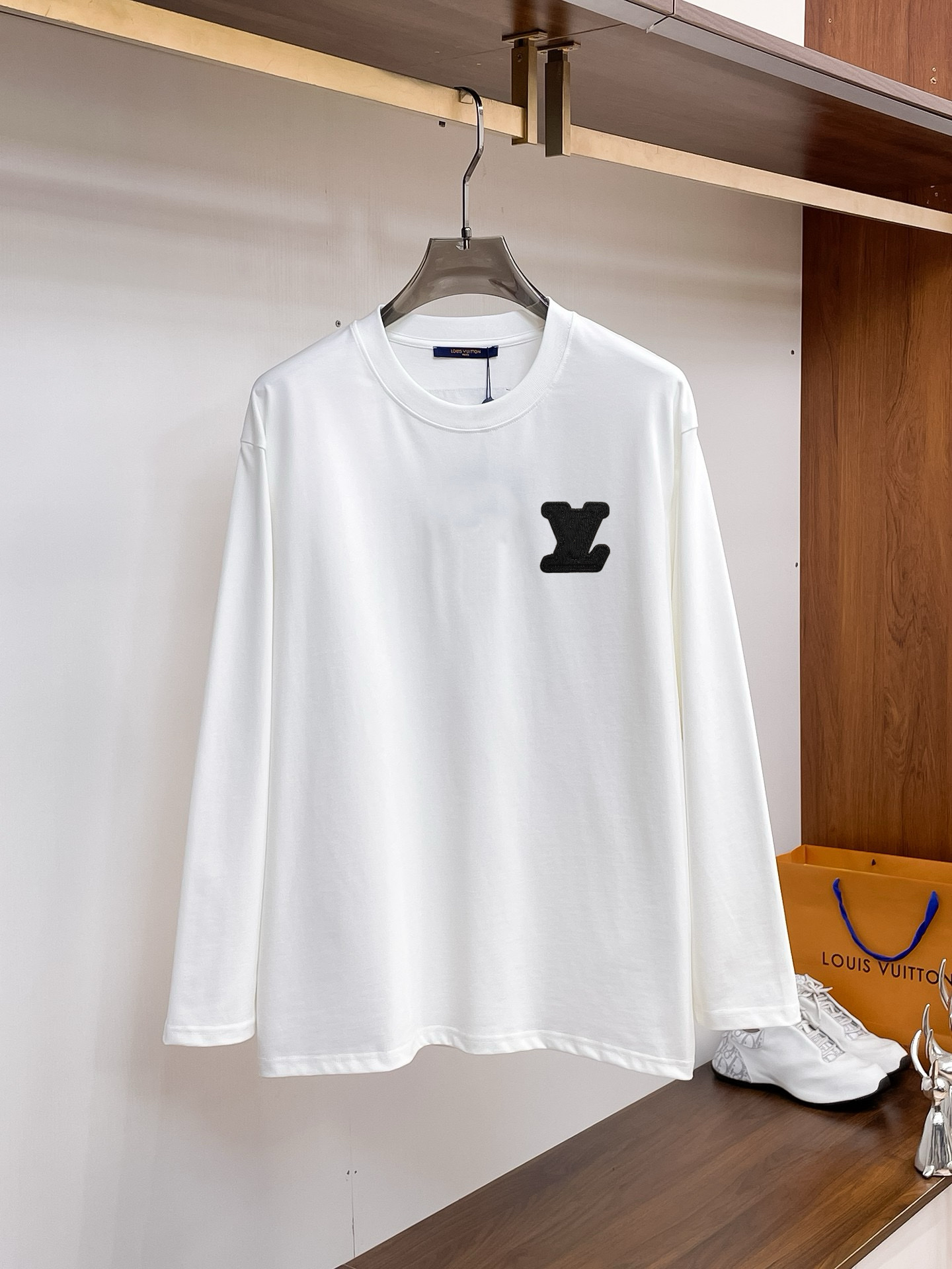 Louis VuittonLOUIS VUITTON ロングスリーブTシャツ 白 黒ロゴ メンズ 9色展開