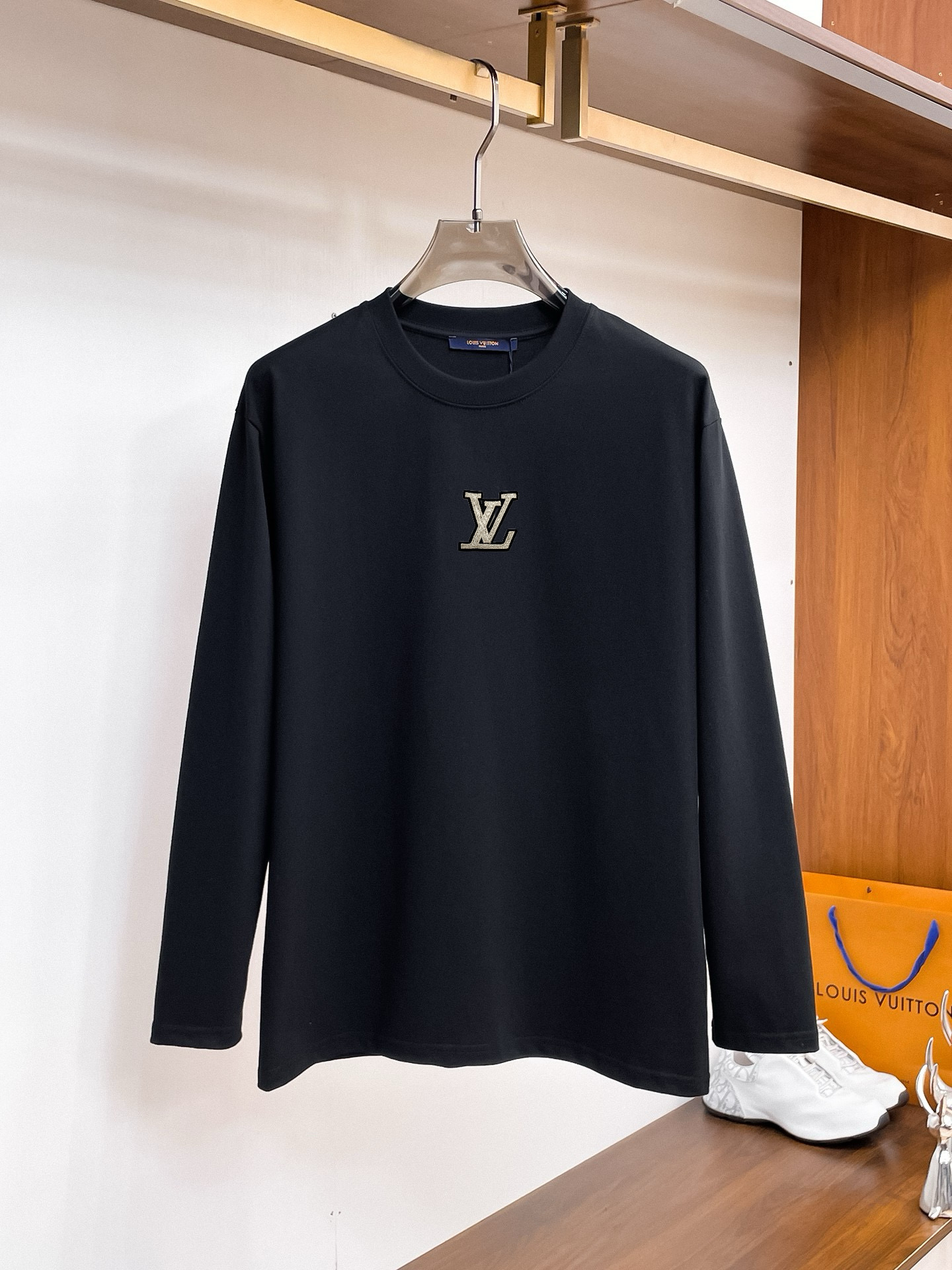 Louis Vuittonロエベ ブランドTシャツ ブラック 1色入 男女兼用 ロゴ刺繍 レギュラーフィット