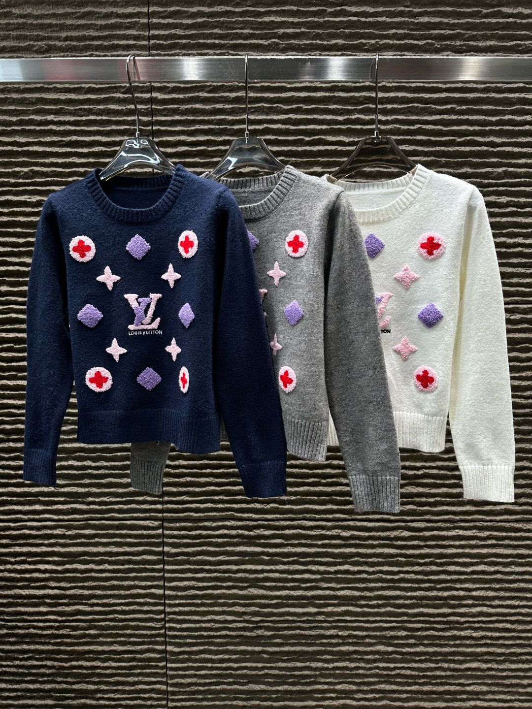 Louis VuittonLOUIS VUITTON ニットセーター 3色展開 かわいいロゴデザイン