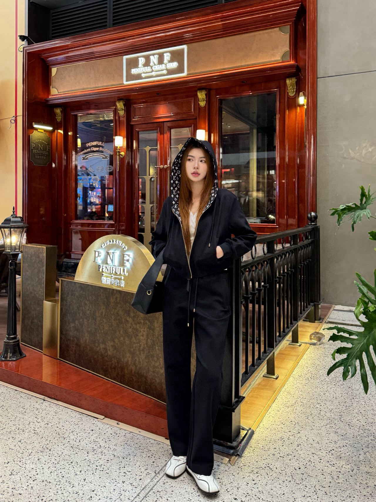 Louis VuittonLOUIS VUITTON ブランド フード付きスウェットジャケット 黒 2点セット おしゃれ 人気商品