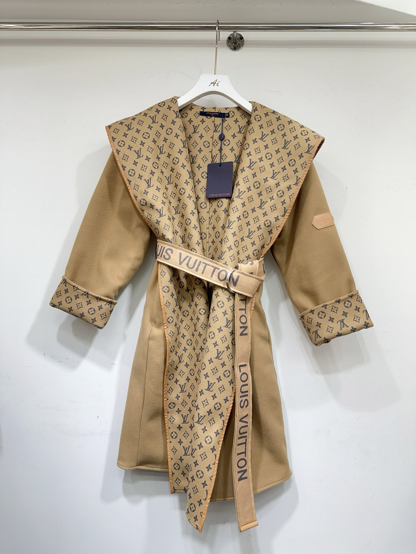 Louis Vuittonロエベ レディース ローブ モノグラム 2色展開