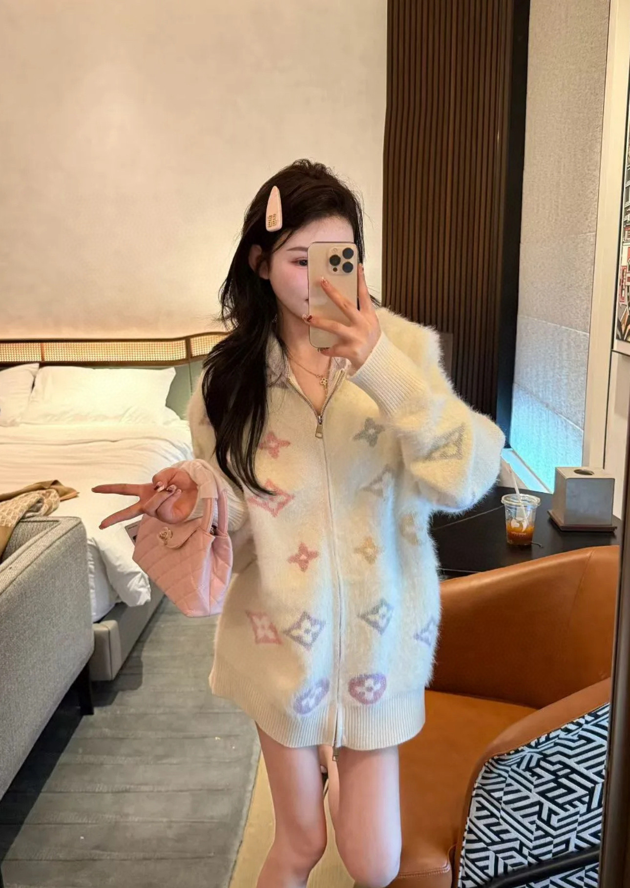 Louis VuittonLOUIS VUITTON ファー フーディー カーディガン 4色入