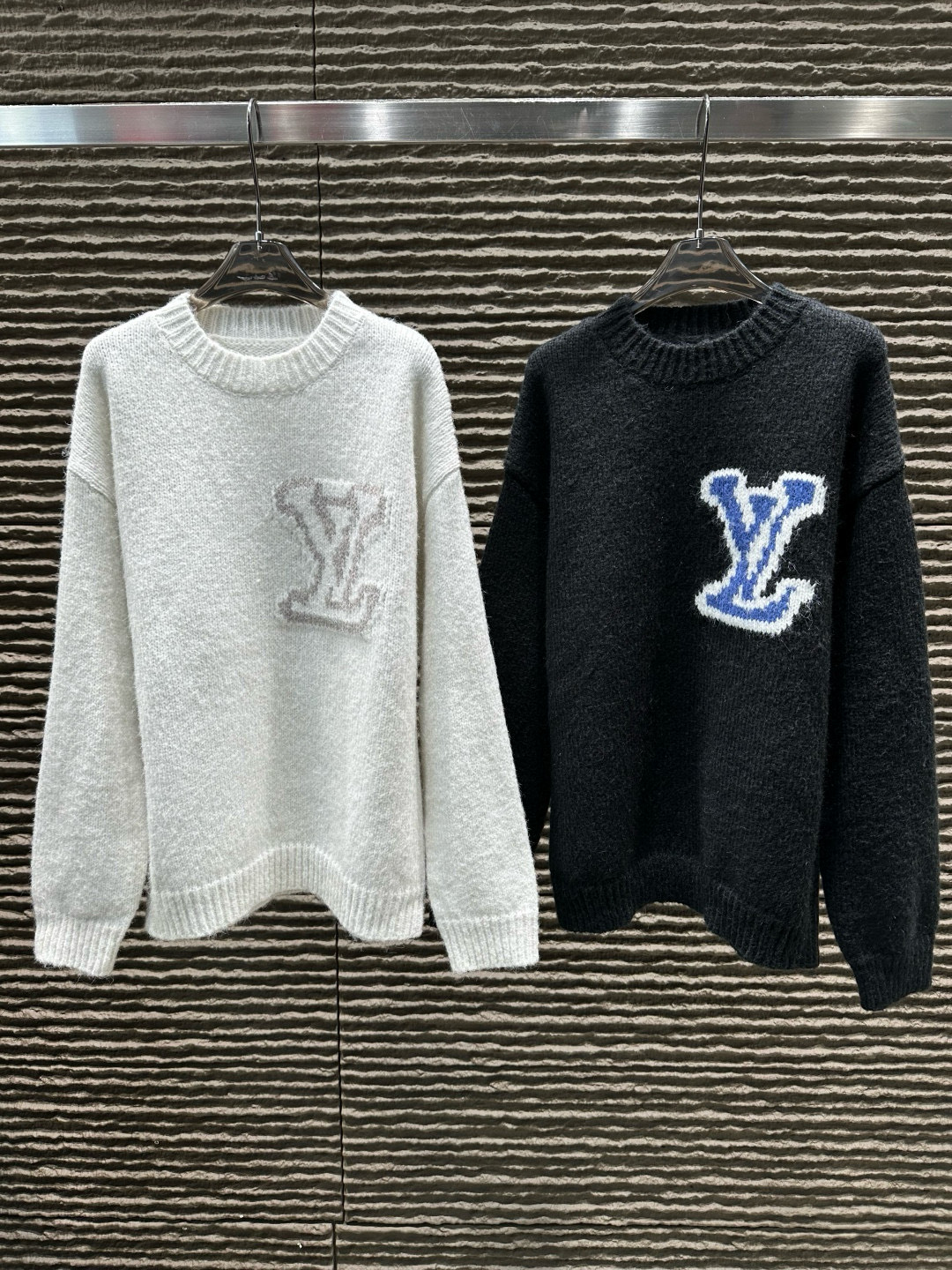 Louis Vuittonルイヴィトン レディース ニットセーター 2色展開 袖にLVロゴ ファッションアイテム