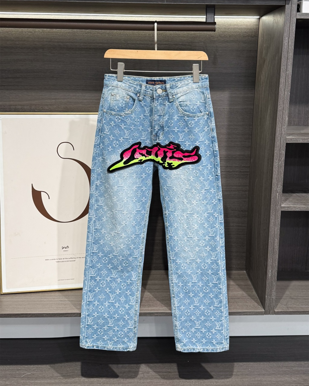 Louis Vuittonルイヴィトン デニムパンツ フラットフロア フロントとバックにグラフィック刺繍 1色