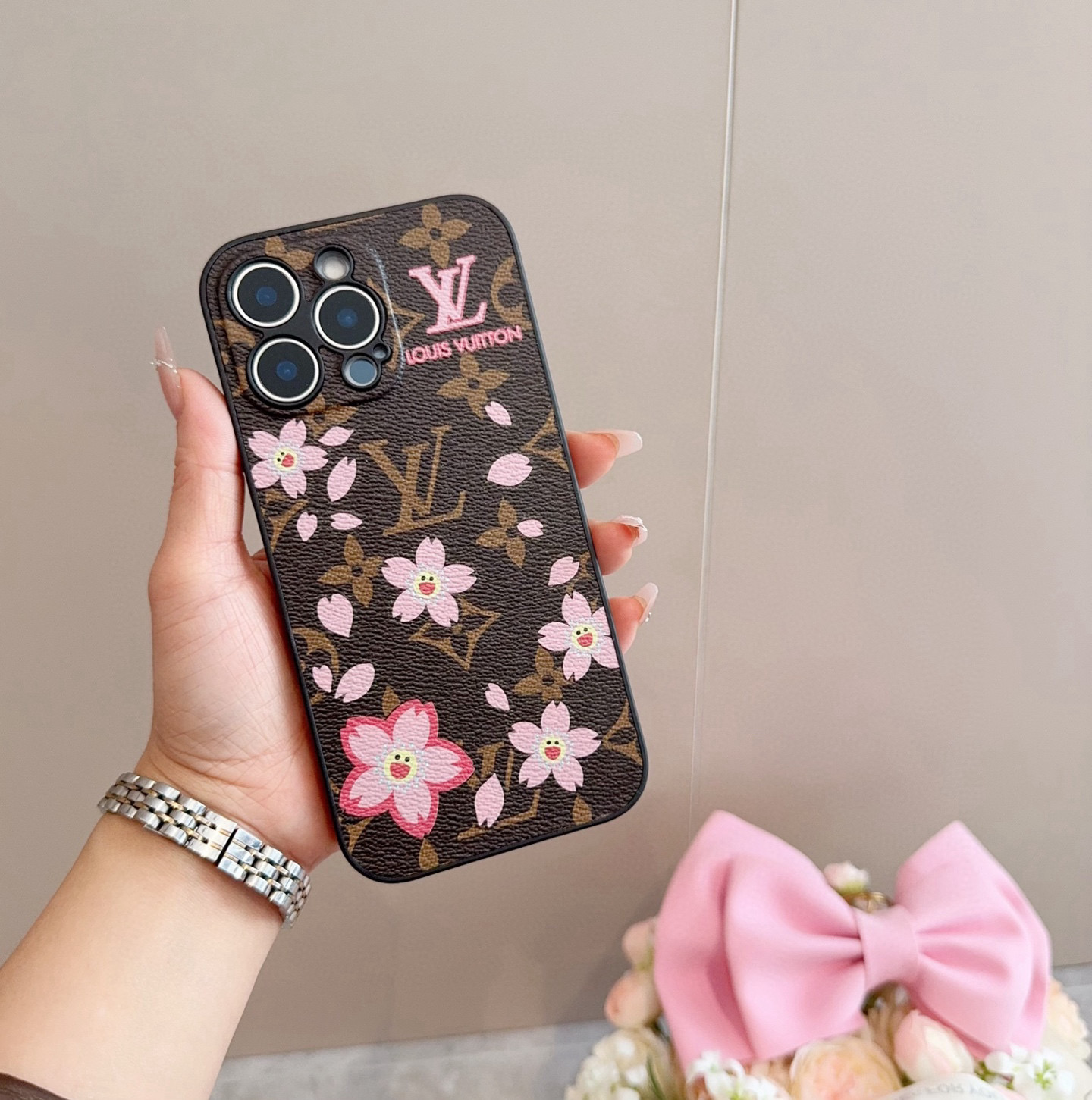 iPhoneケースルイヴィトン チェリーブロッサム iPhone15 Pro ケース ブラウン 🌸