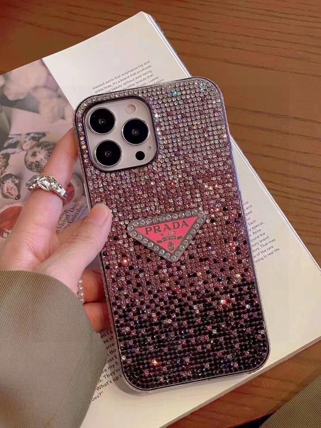 iPhoneケース華やかなプラダ スワロフスキー フルダイヤスマホケース 2色入✨