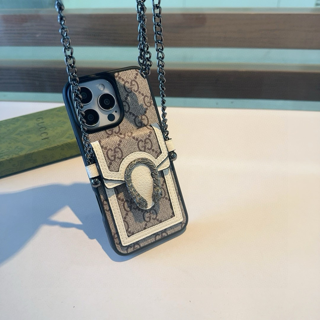 iPhoneケースGucci ブランドスマホケース レザー チェーン付き 2色入 ✨