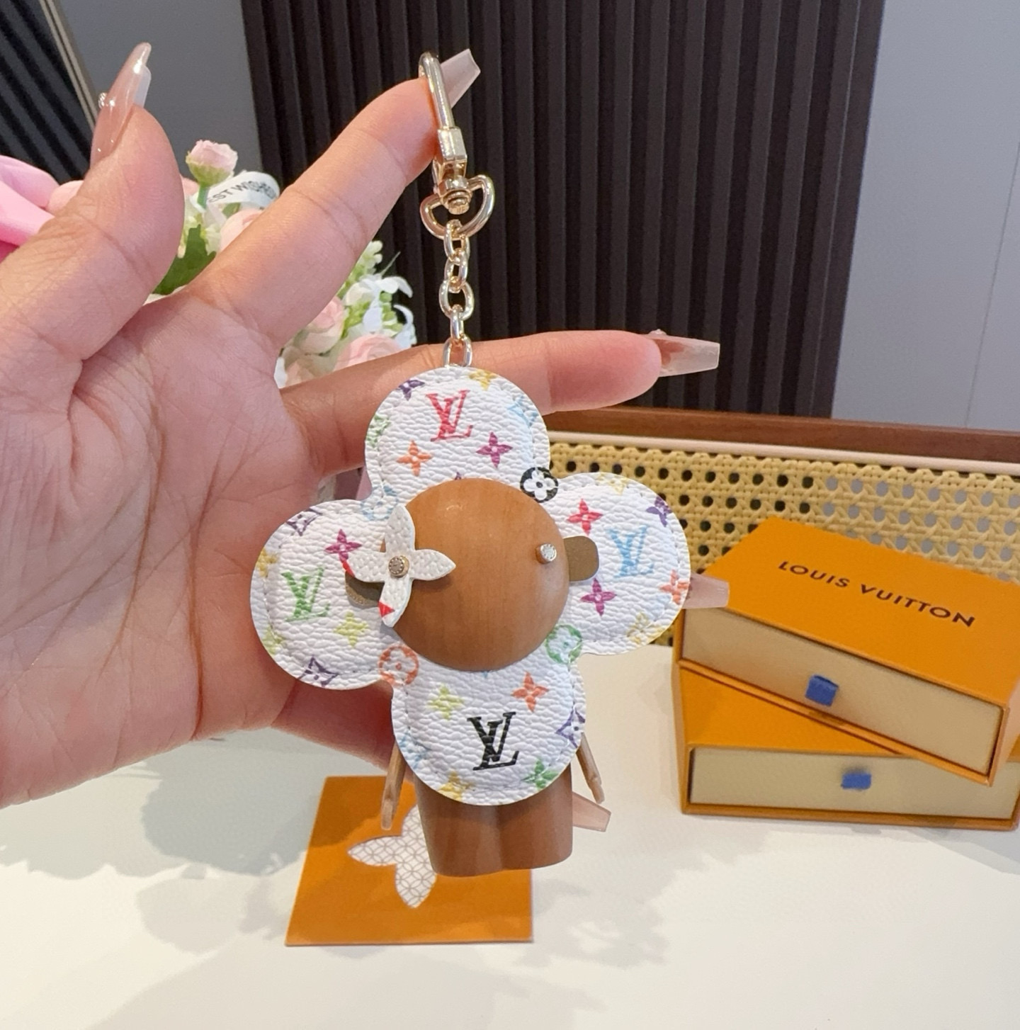 iPhoneケースルイヴィトン フラワー ロゴ チャーム 2色入 💐