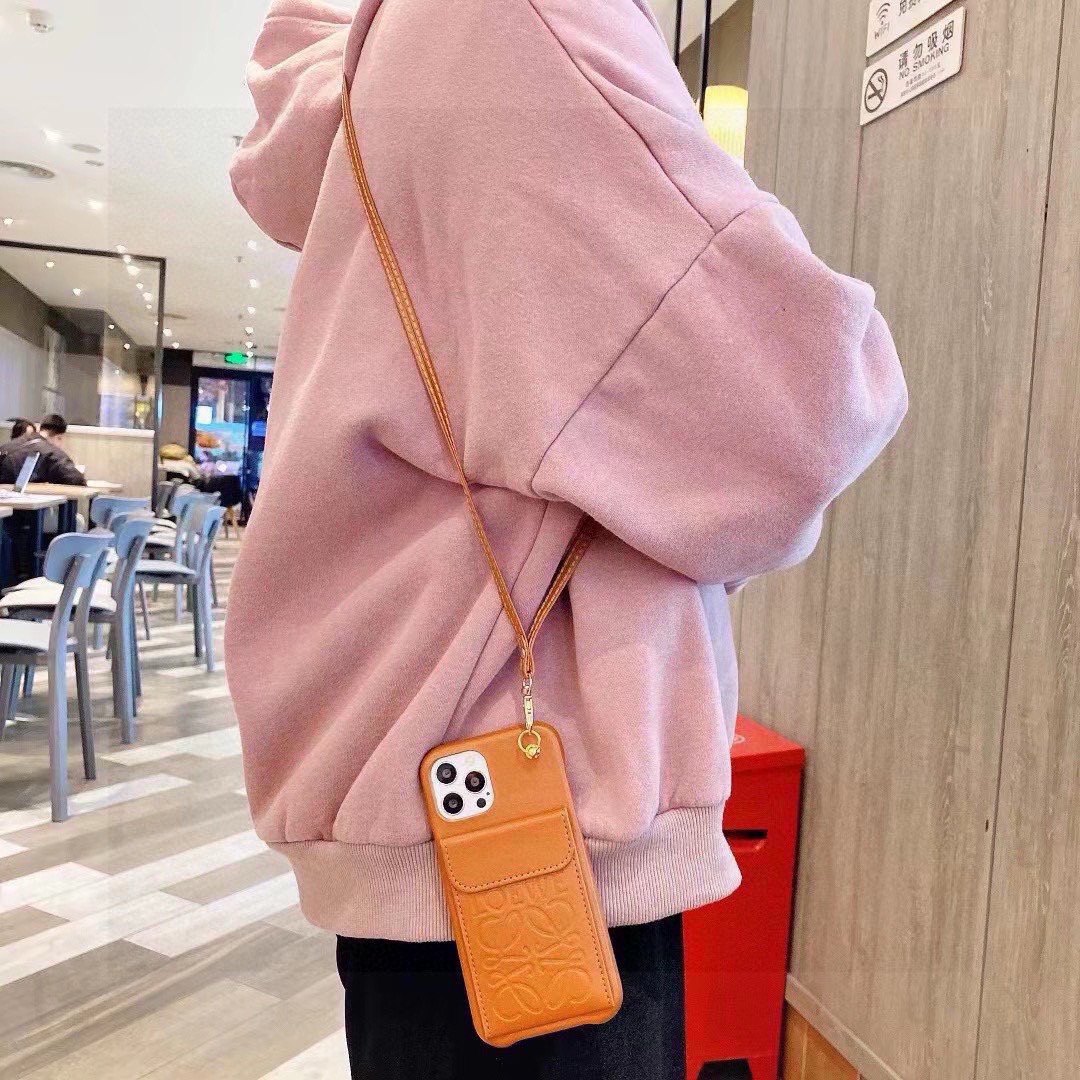 iPhoneケースロエベ iPhoneケース カード収納 レザー ストラップ付き 🌸