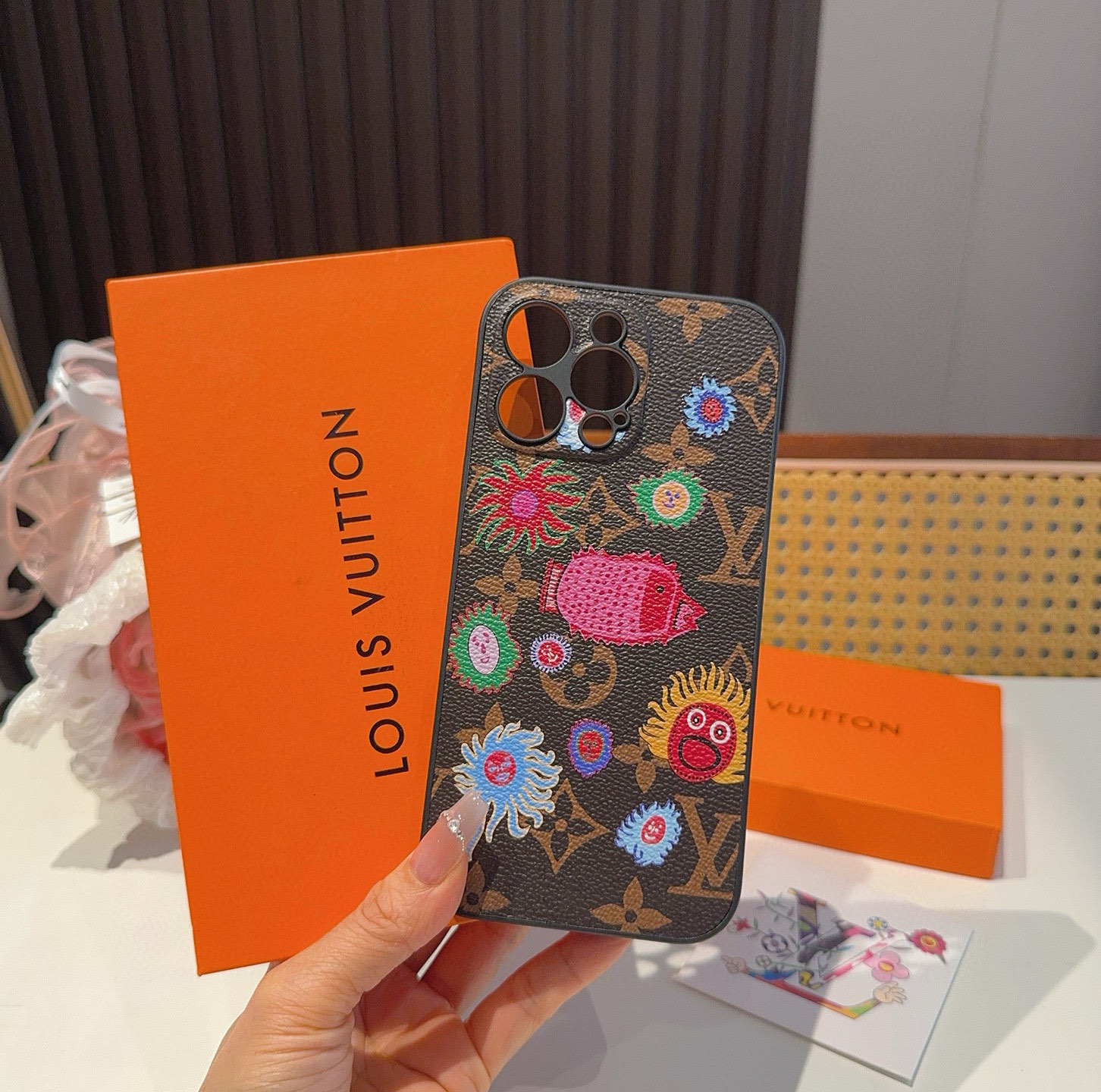 iPhoneケースルイ・ヴィトン iPhone15 Pro用 カラフルな刺繍スマホケース 4色入 🌸