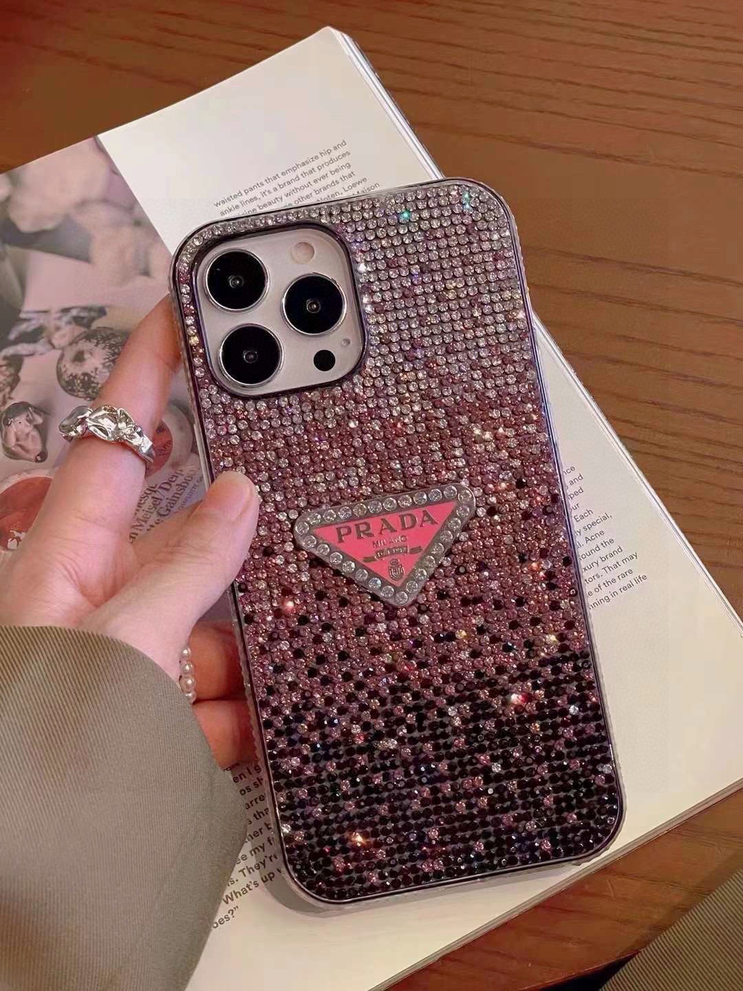iPhoneケース華やかなプラダ ステッチスマホケース 2色入✨