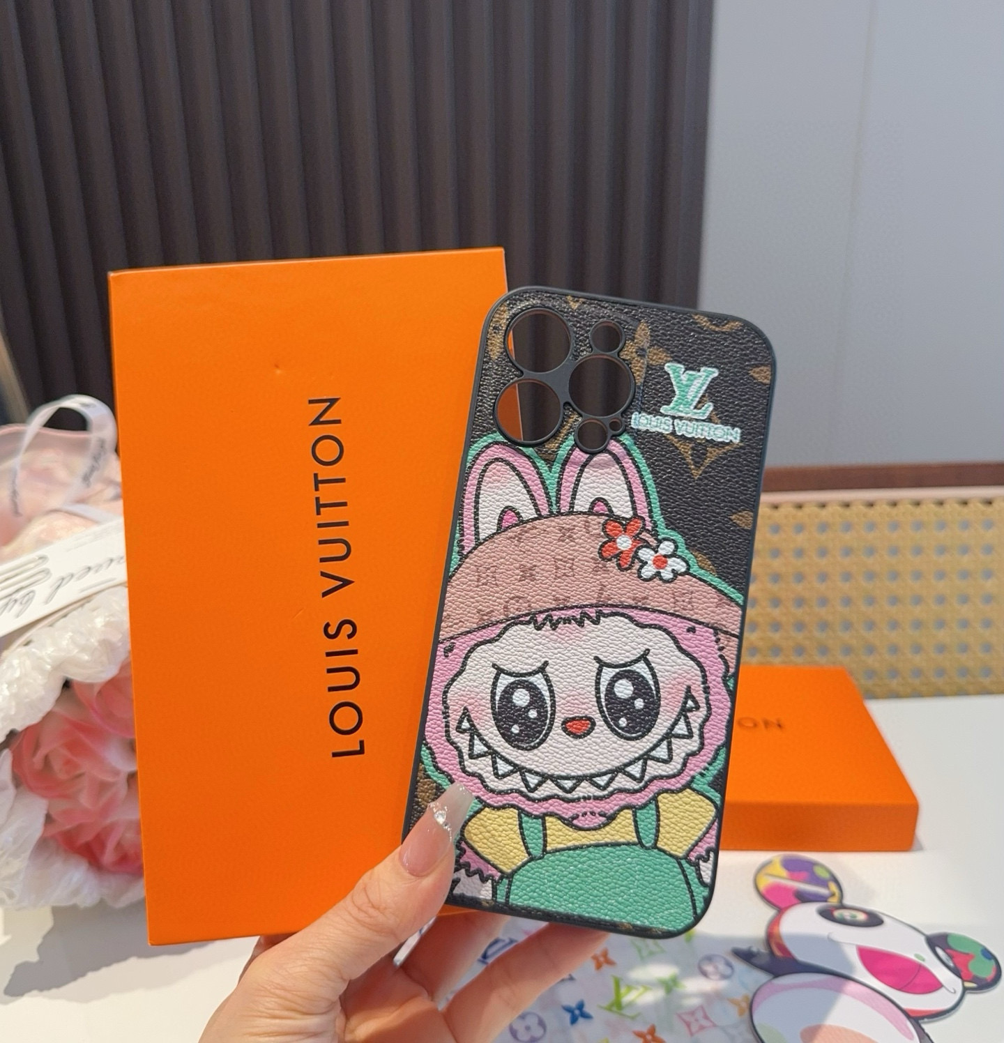 iPhoneケースルイ・ヴィトン モノグラム スマホケース ビビッドなキャラクター 携帯ケース 🐰