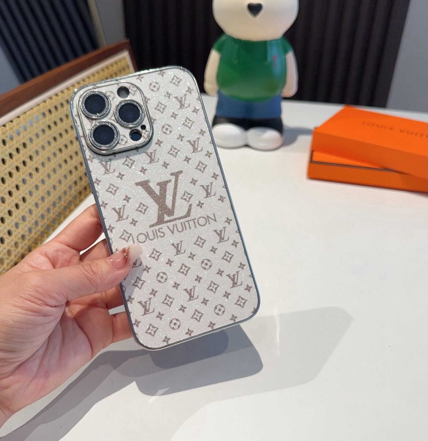 iPhoneケース✨【Louis Vuitton】スマホケース 2色入 シルバー・ピンク 素材感のあるデザイン おしゃれスマホカバー