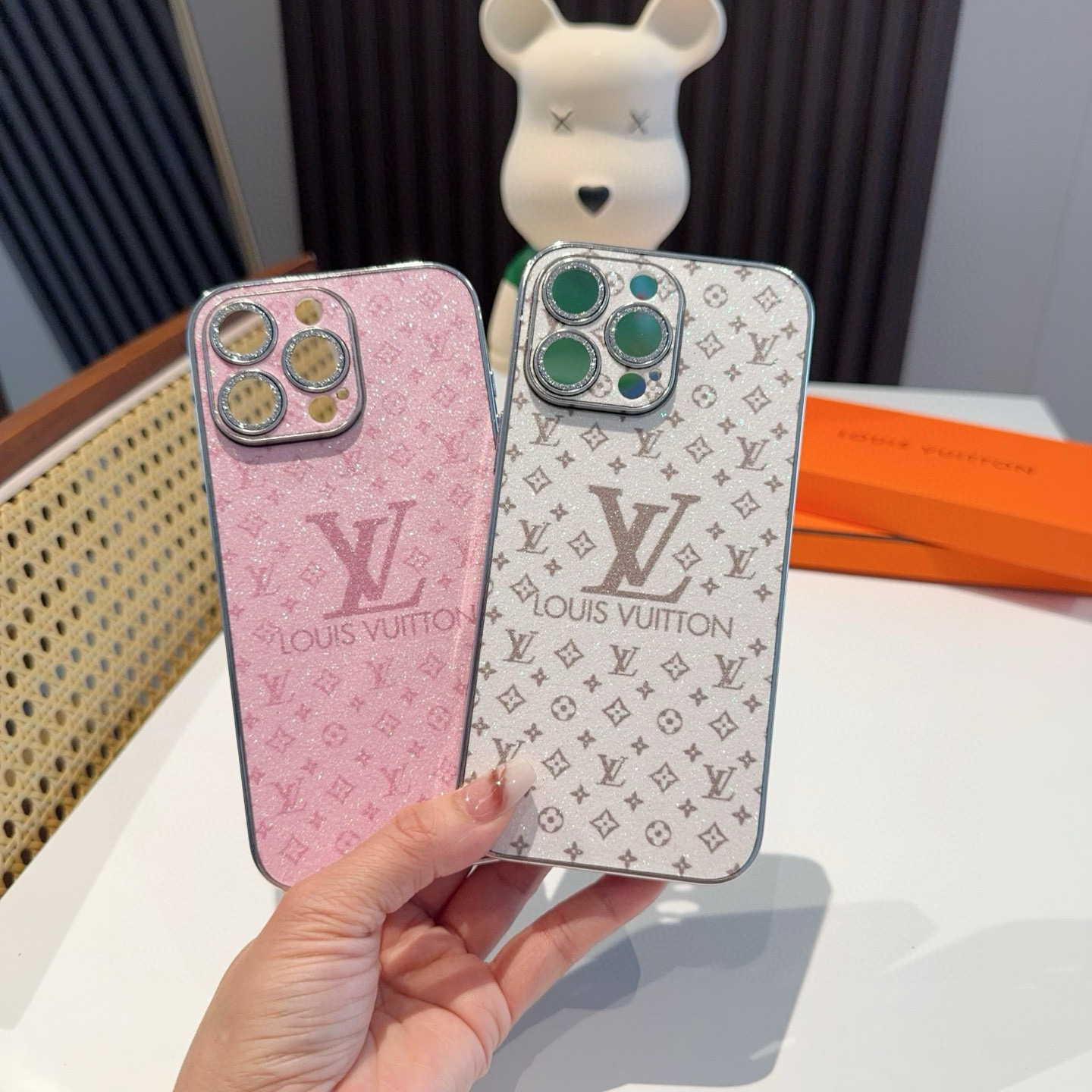 iPhoneケースルイヴィトン風 シャイニーラメ ファッションスマホケース 2色入 💖