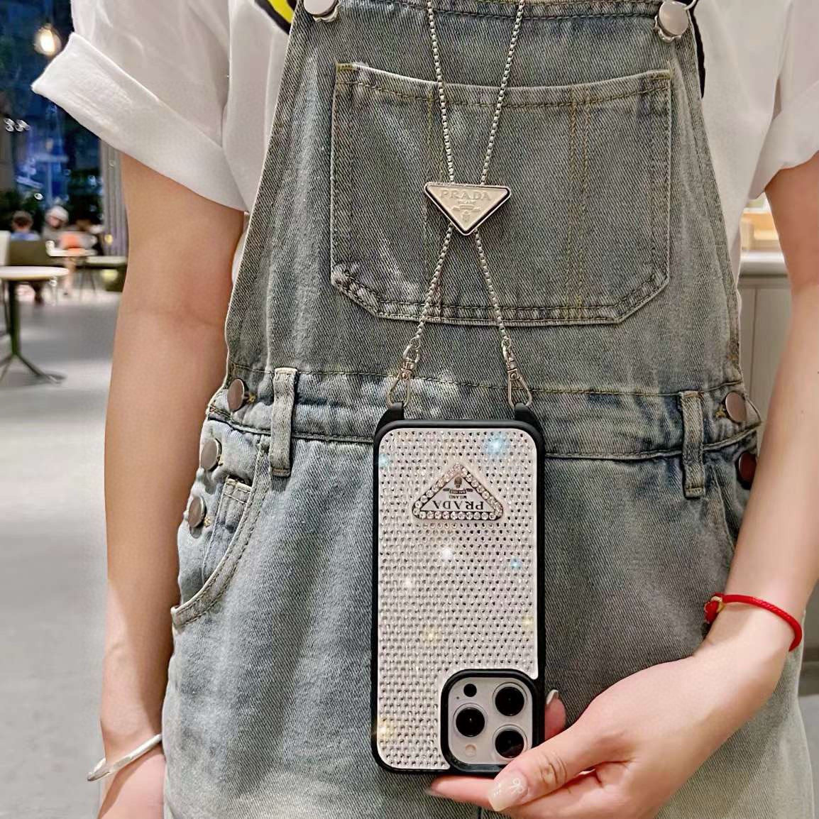 iPhoneケース✨華やかな PRADA ストラップ付きスマホケース 2色入 🖤✨