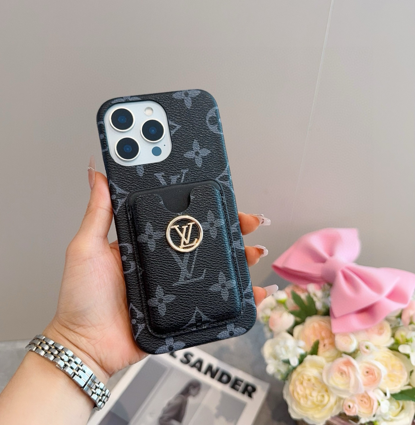 iPhoneケースLouis Vuitton モノグラム ポケット付きスマホケース 2色入 🌸