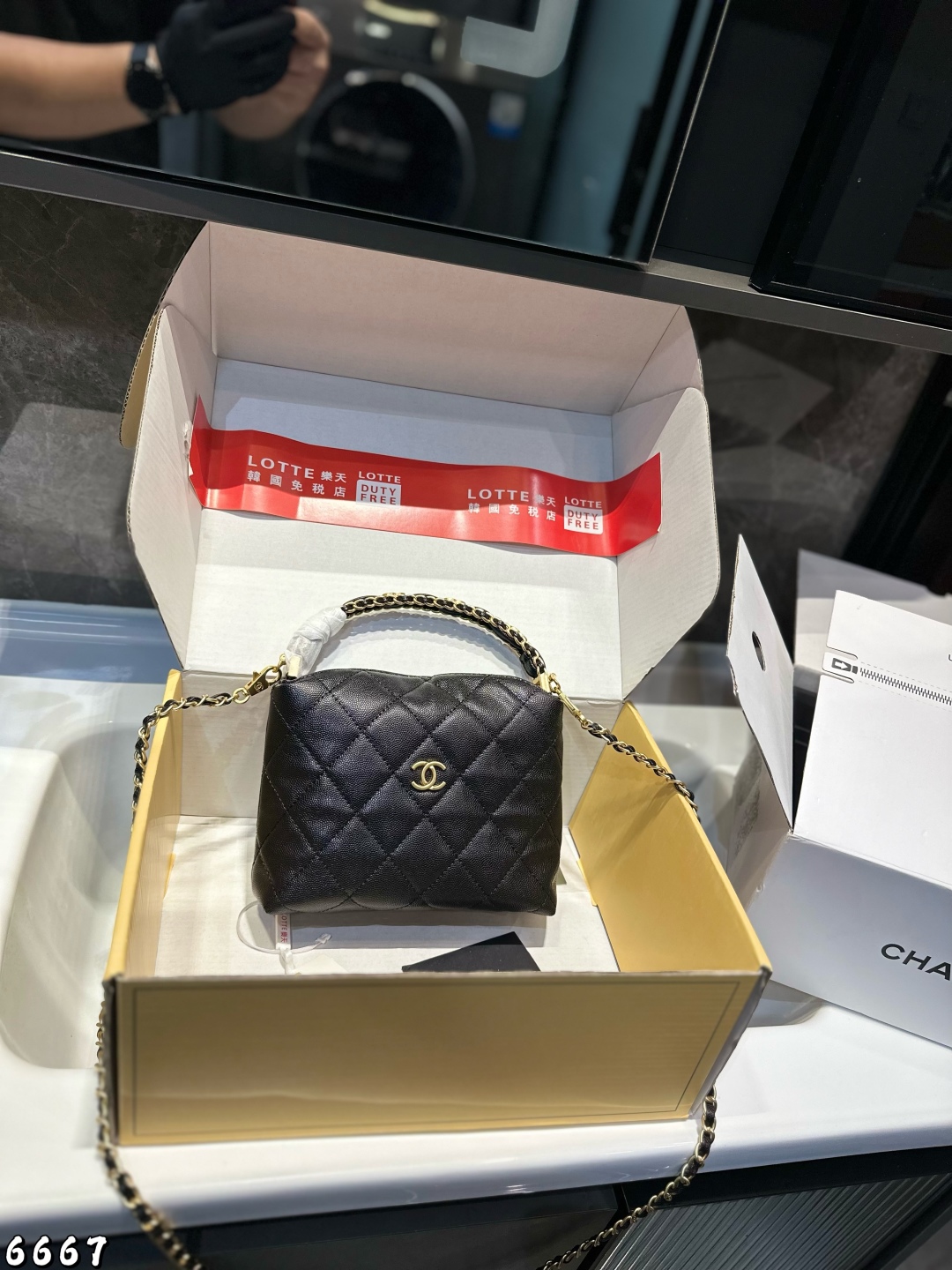 高級感のある CHANEL ロングチェーンハンドバッグ ⚫️ 1色
