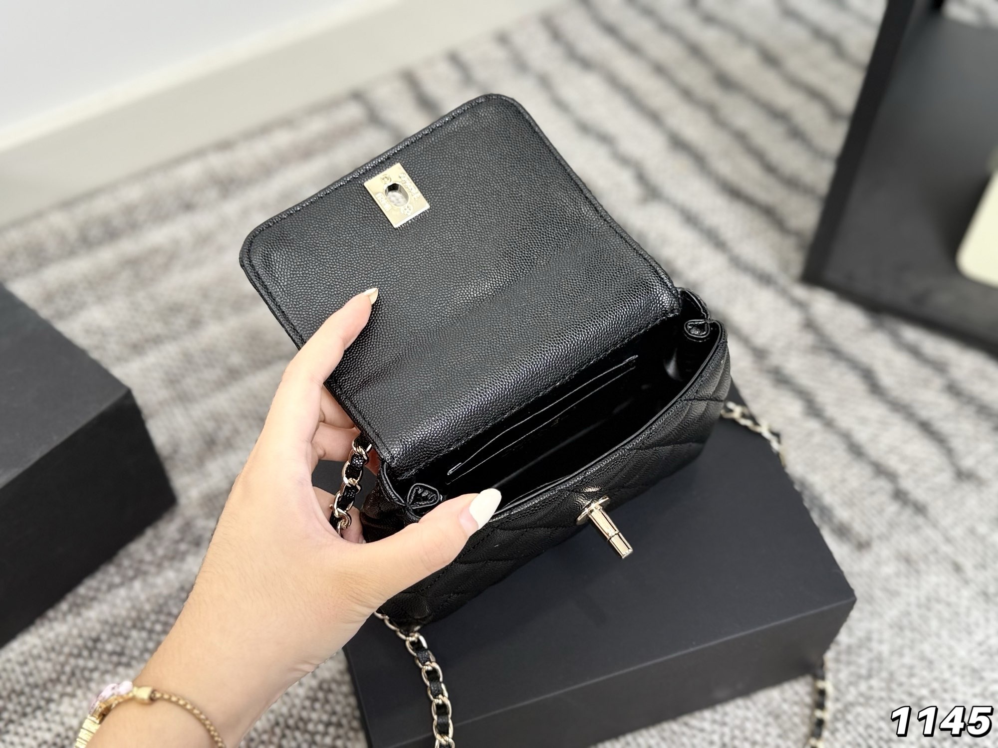 シャネル 黒 ファンダム 12cm 1色入 💼 - 画像 9