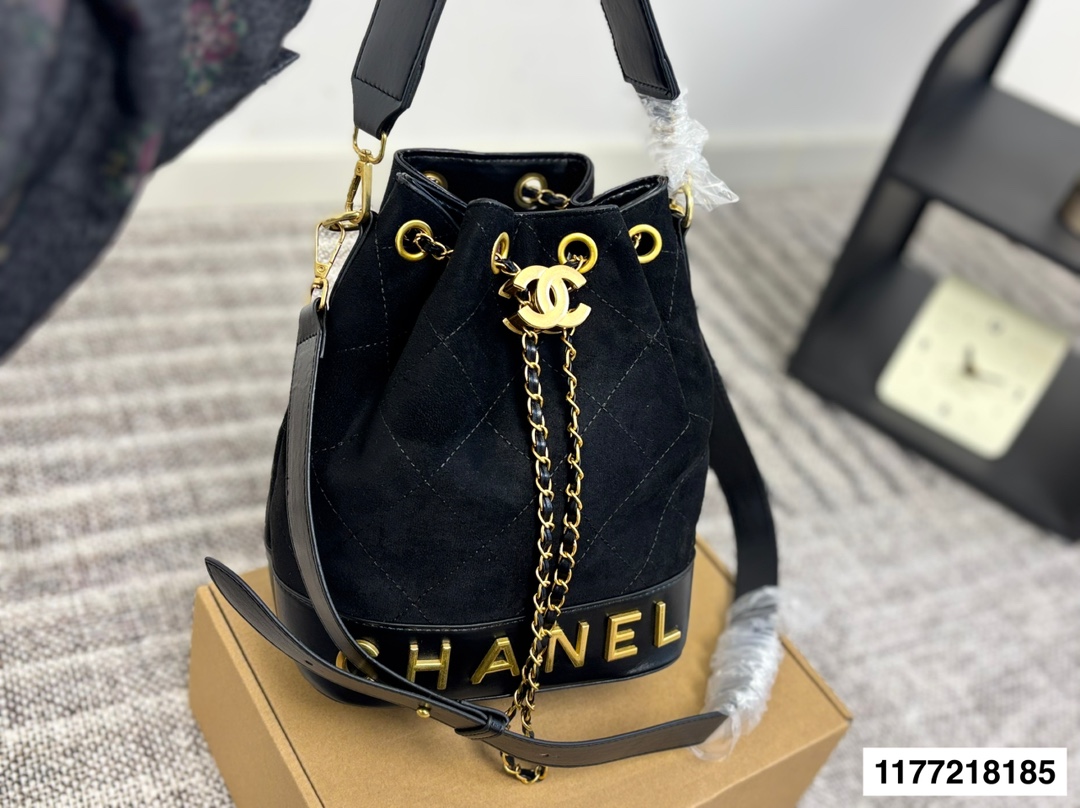 黒のシャネル バッグ チェーン付き ロゴ入り 🖤✨