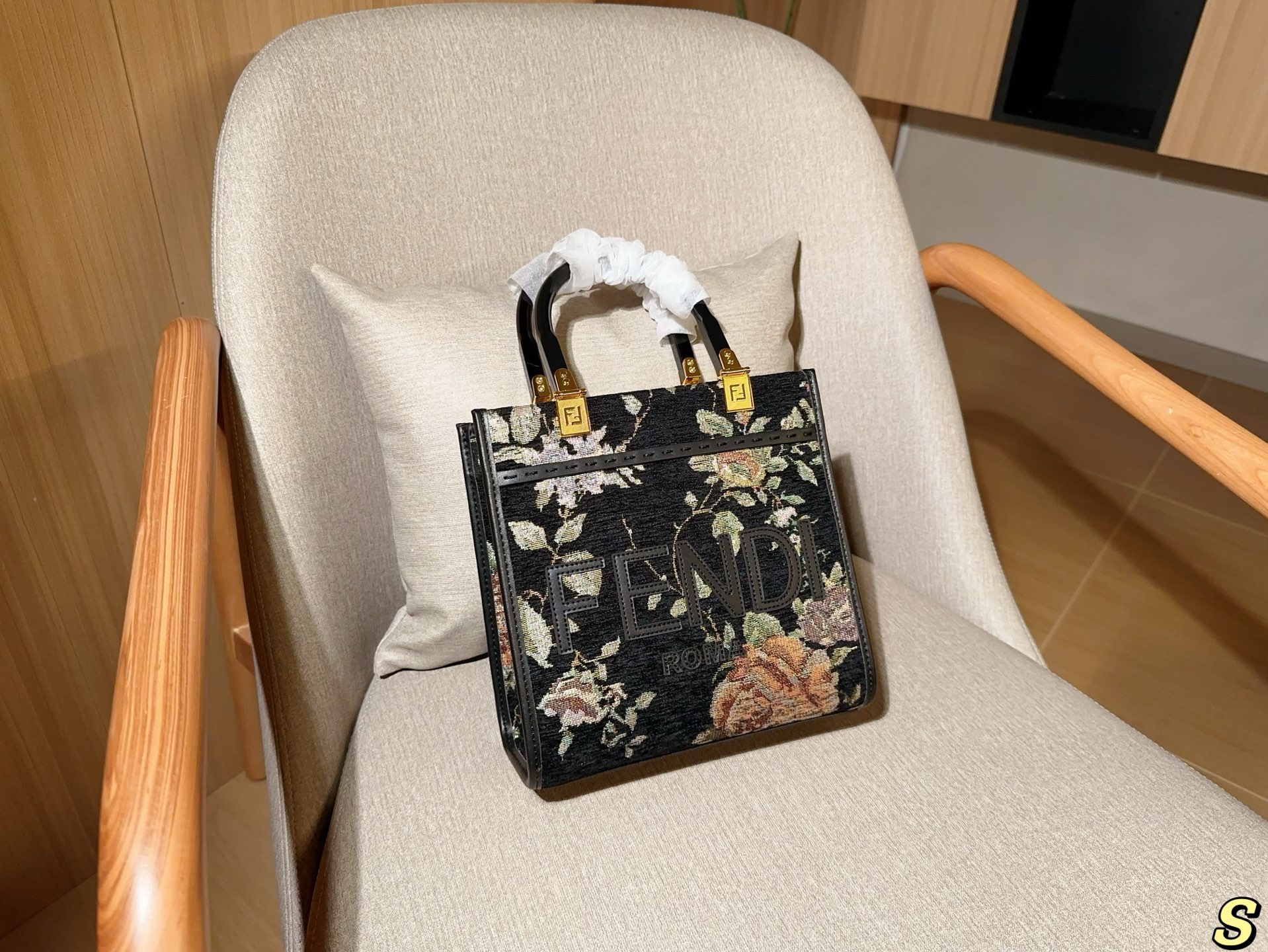 フェンディ ブラック フラワープリント ポシェット 2色入 🌸