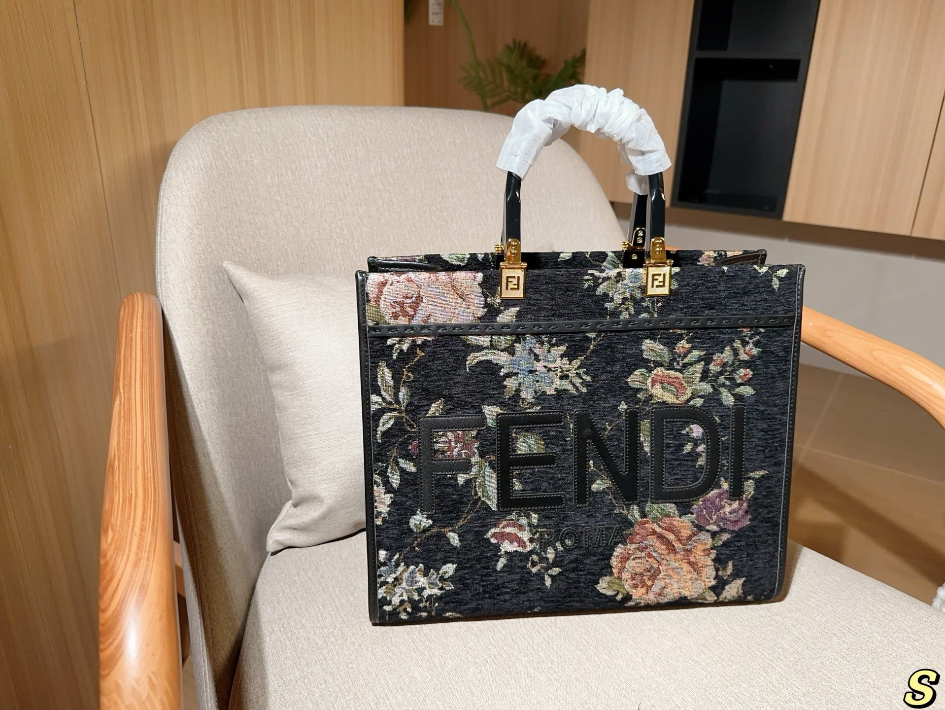 華やかなFENDI トートバッグ ブラック フloral柄 1色入 🌸
