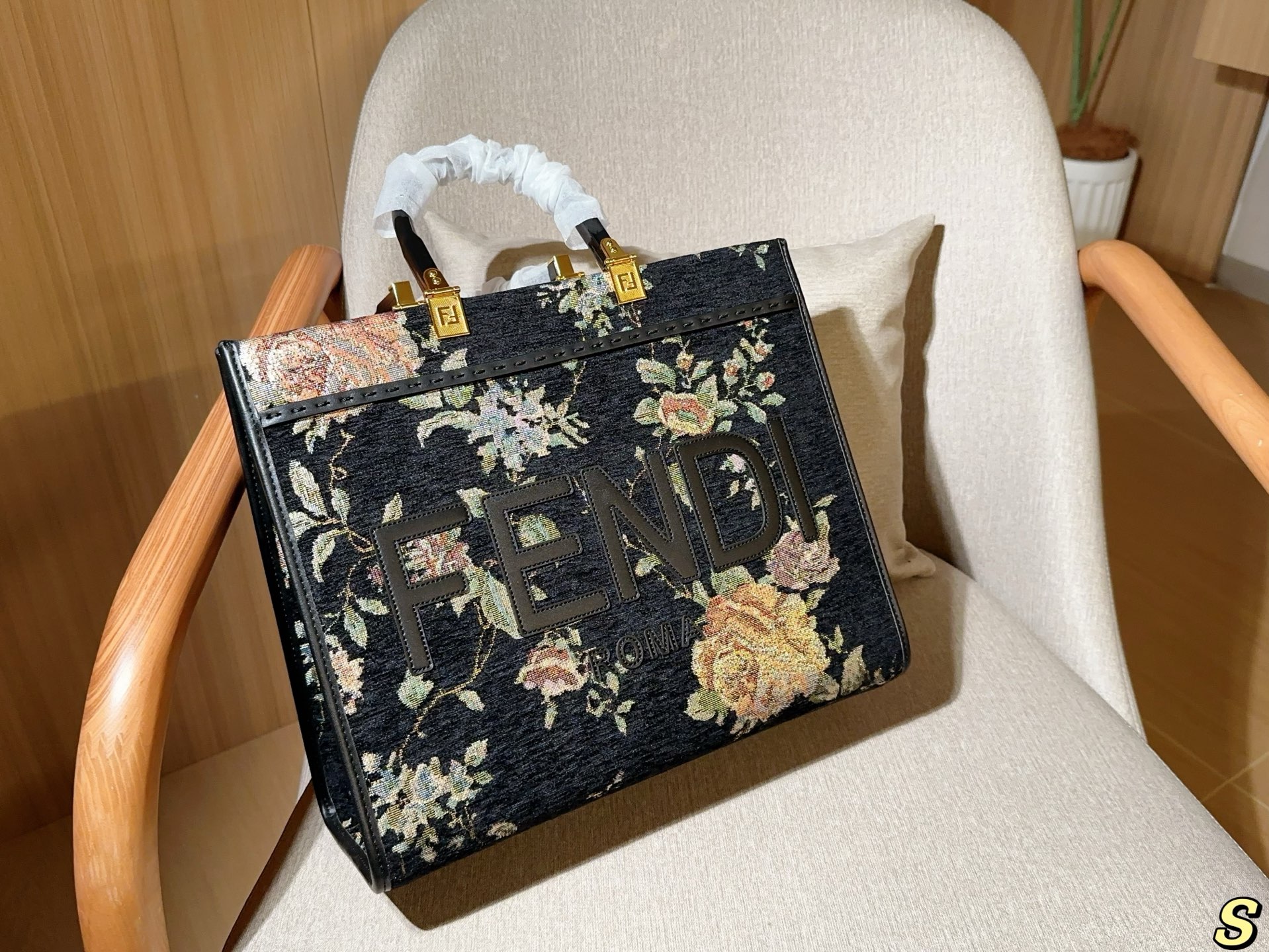 華やかなFENDI トートバッグ ブラック フloral柄 1色入 🌸 - 画像 2